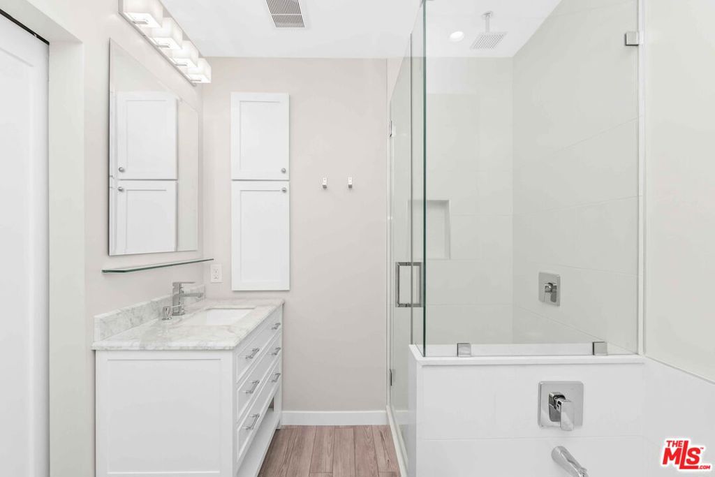 Los Angeles, California, 90048, United States, 3 Bedrooms Bedrooms, ,2 BathroomsBathrooms,Residential,For Sale,1919092