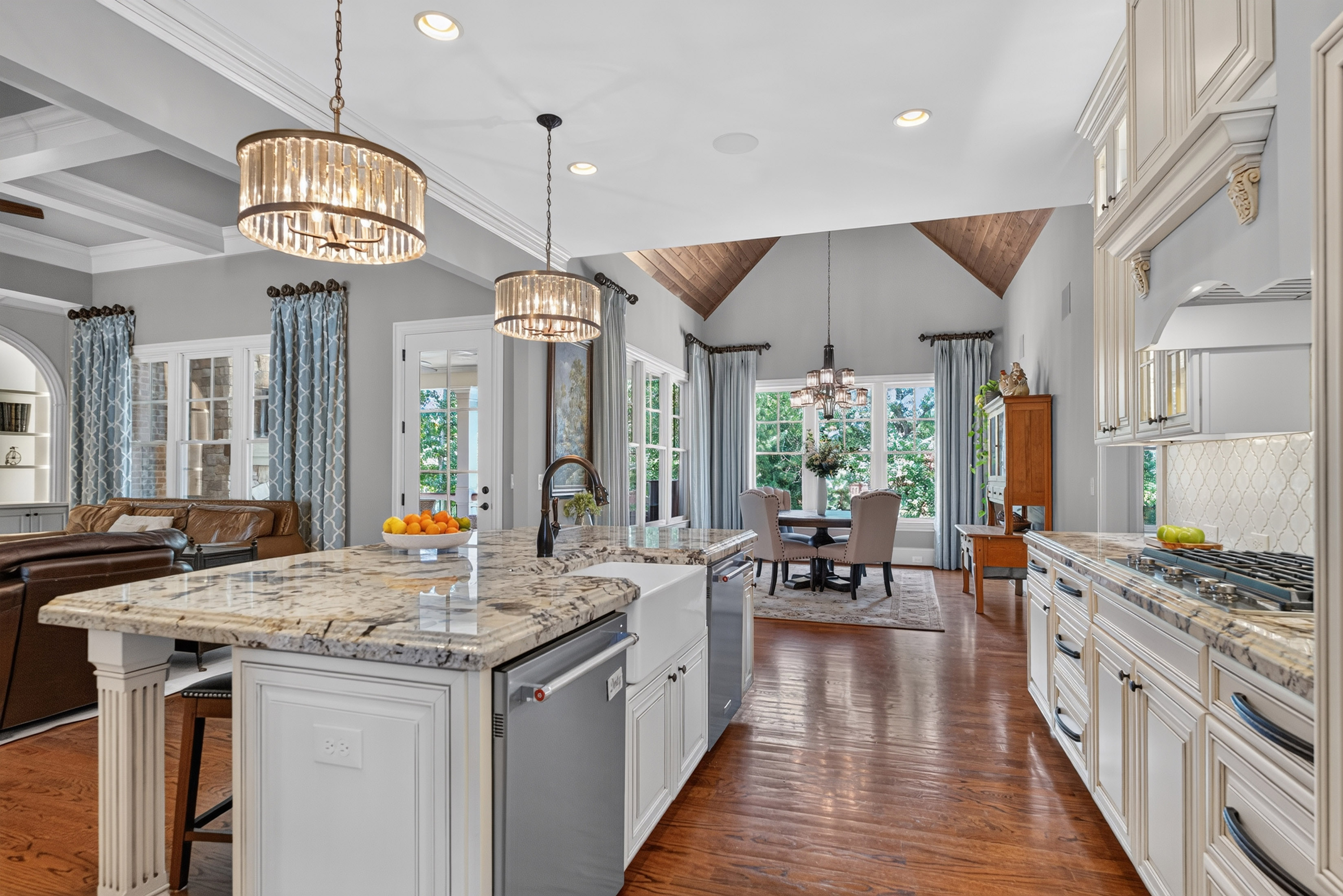  Experience Refined Estate Living in this Exceptional All-Brick and Stone Ranch - 物件實景