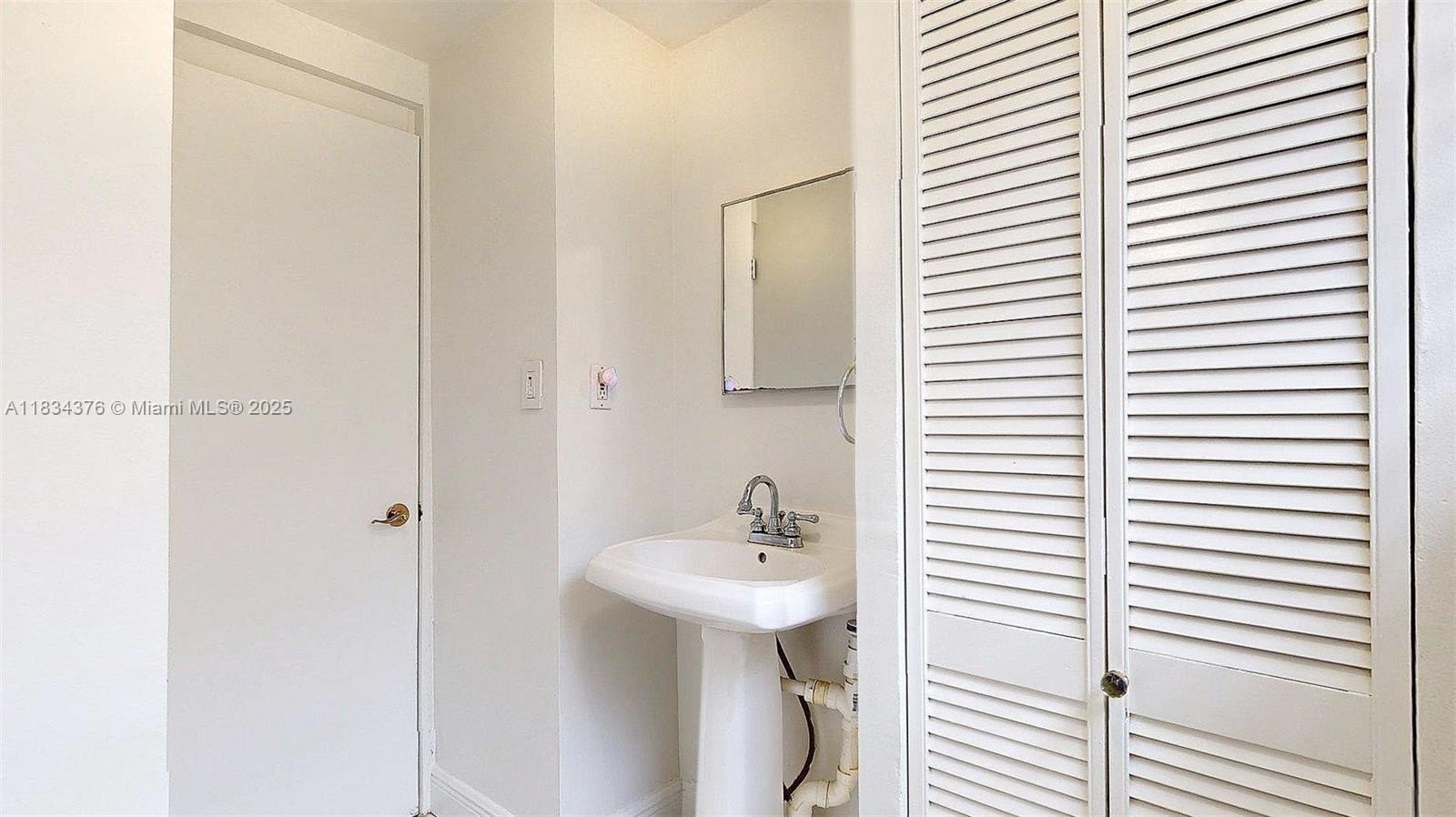 Coral Gables, Florida, 33134, United States, 2 Bedrooms Bedrooms, ,2 BathroomsBathrooms,Residential,For Sale,1989880