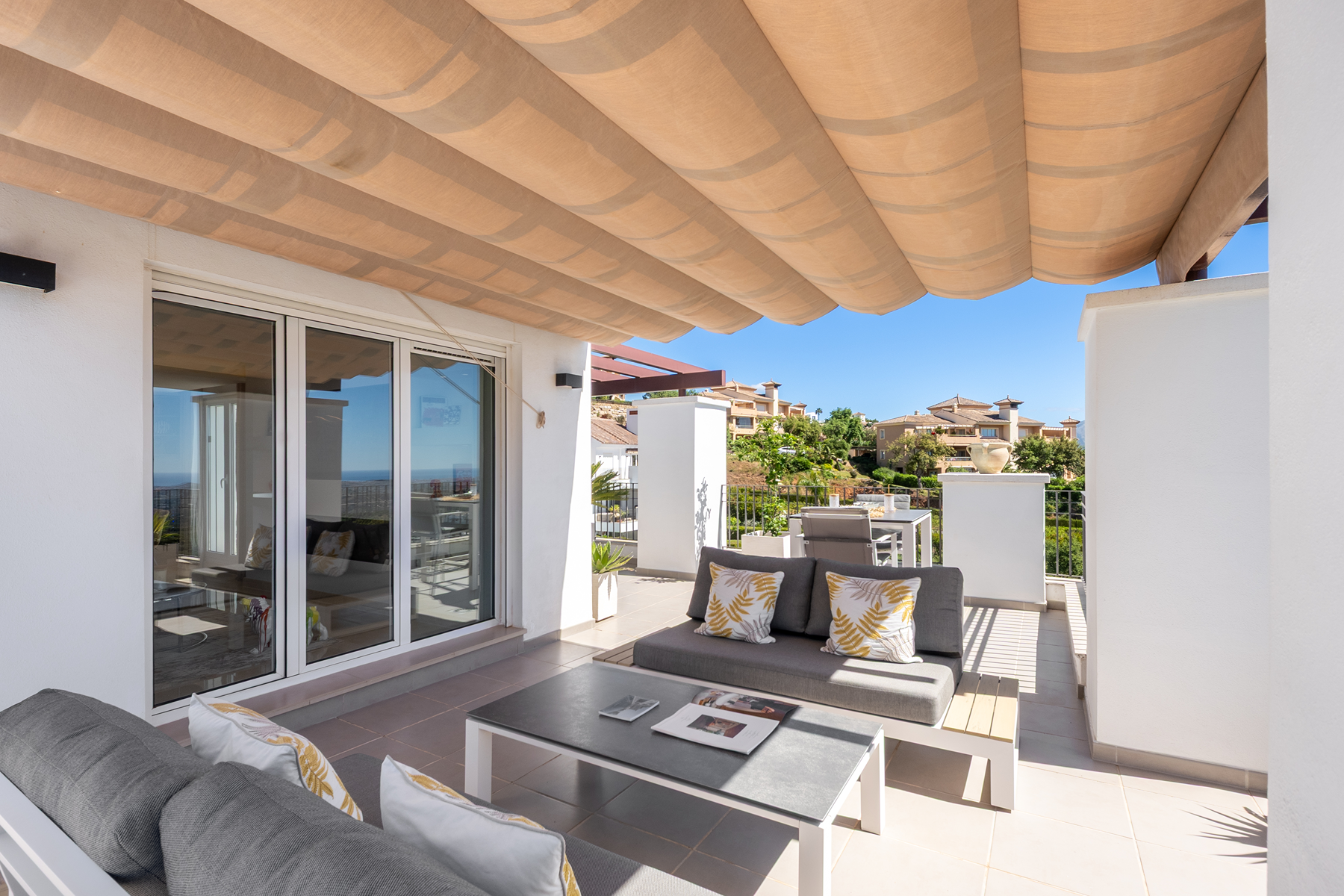  Renovated sea-view penthouse with expansive terrace in La Mairena, Marbella East - 物件實景