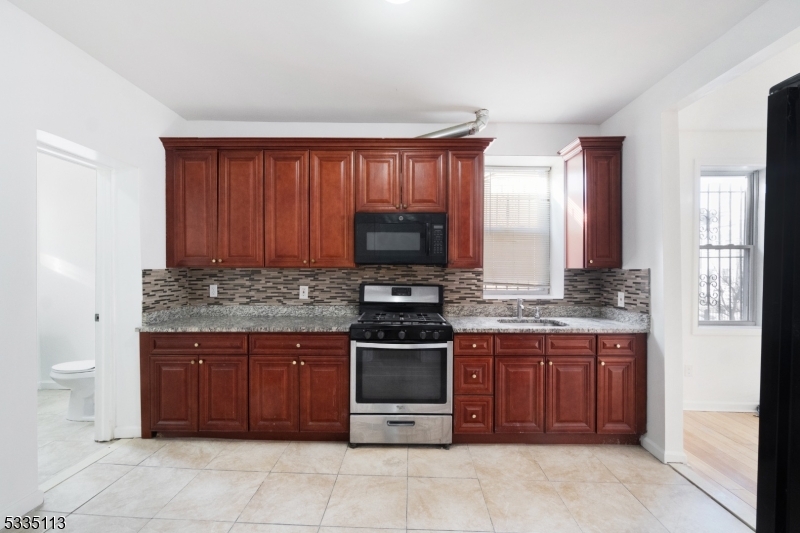 Irvington Twp., New Jersey, 07111, United States, 6 Bedrooms Bedrooms, ,2 BathroomsBathrooms,Residential,For Sale,1896504