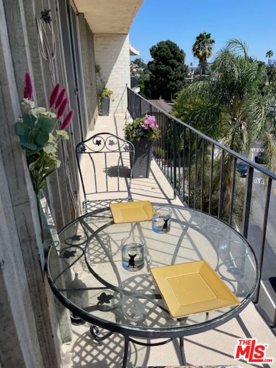 Los Angeles, California, 90068, United States, 2 Bedrooms Bedrooms, ,2 BathroomsBathrooms,Residential,For Sale,1939987
