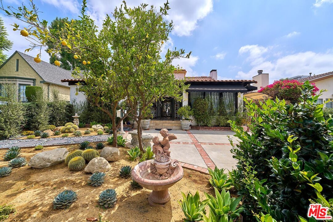 Los Angeles, California, 90004, United States, 4 Bedrooms Bedrooms, ,3 BathroomsBathrooms,Residential,For Sale,1876401