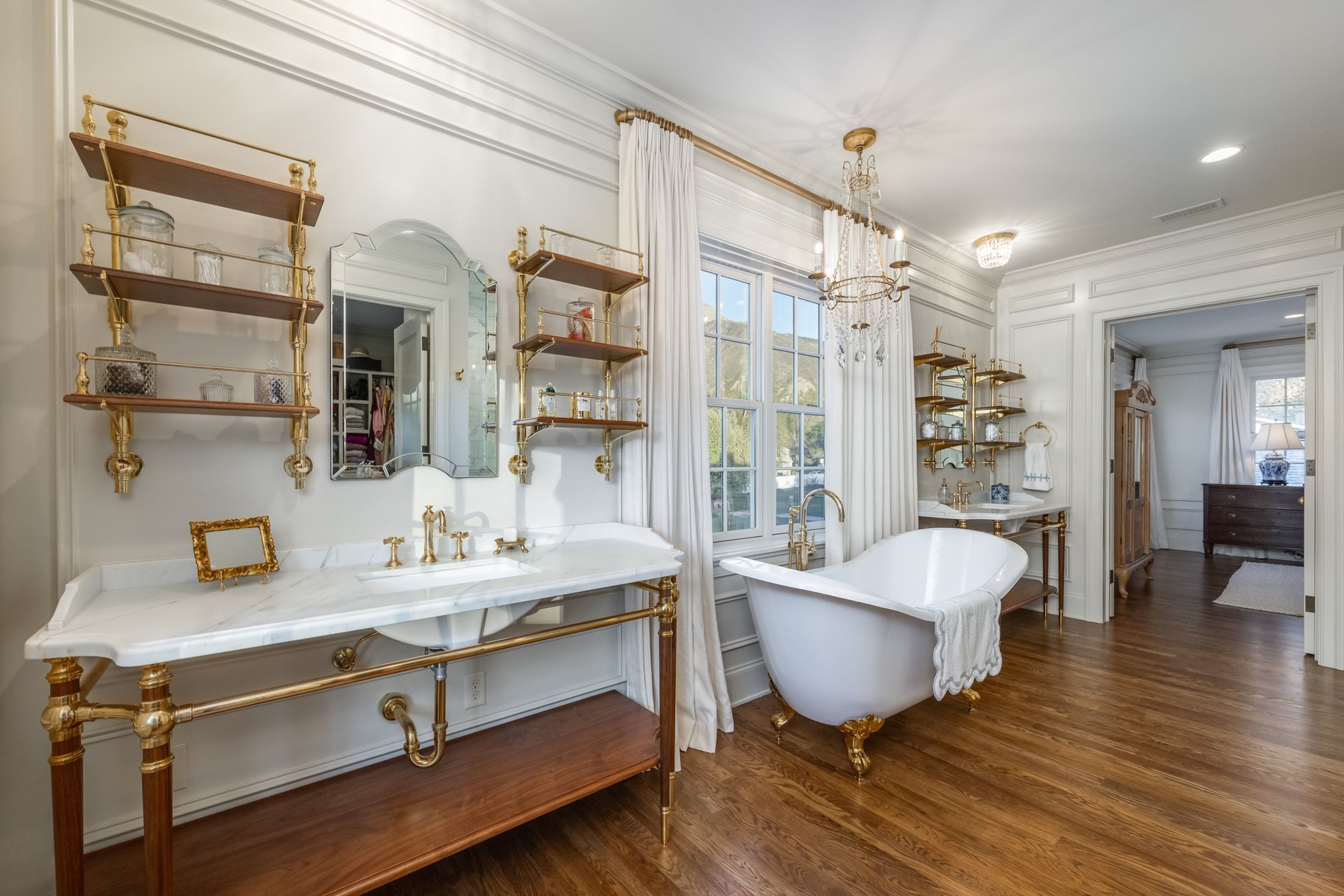  Timeless Colonial Charm Meets Refined Modern Luxury In This Storybook Retreat - 物件實景