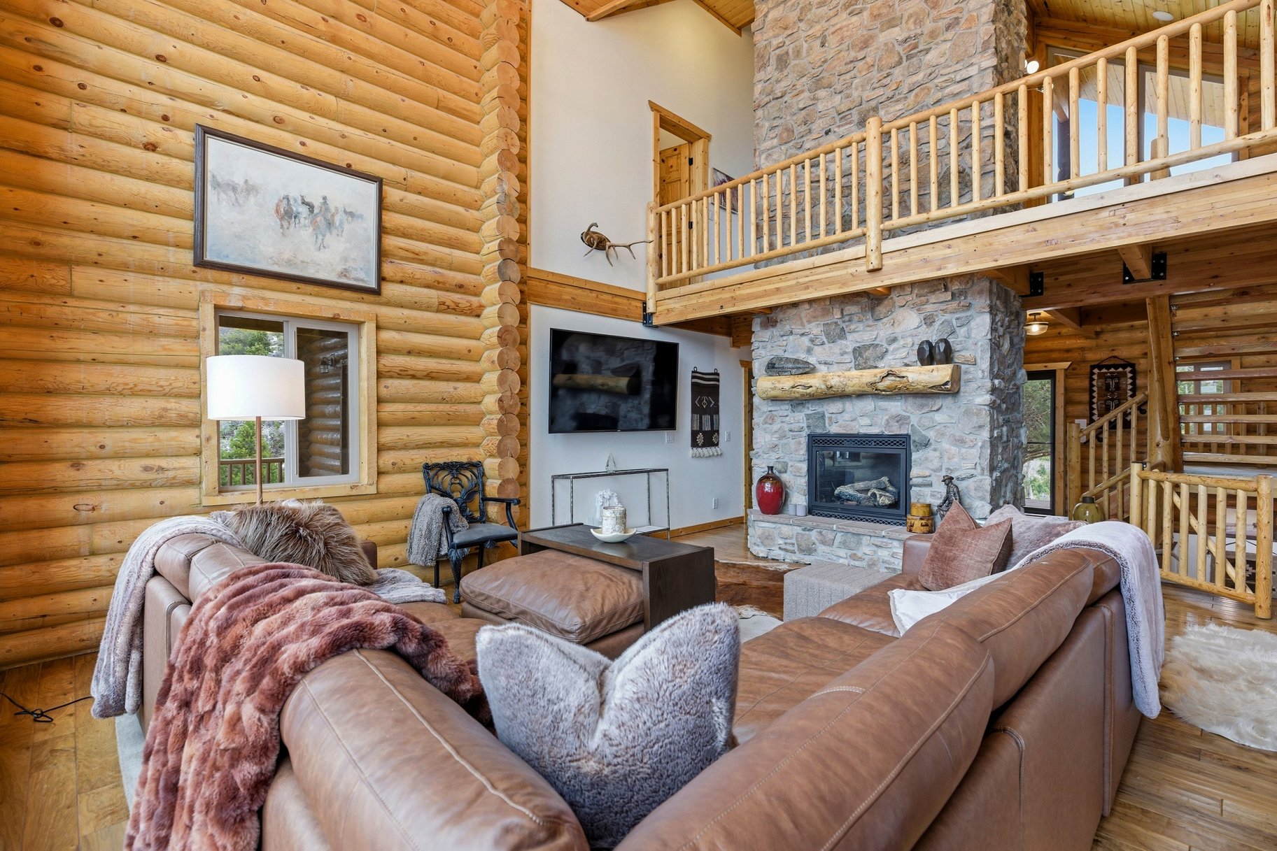  Renovated Log Cabin in Cedar Highlands with Wraparound Deck & Mountain Views - 物件實景