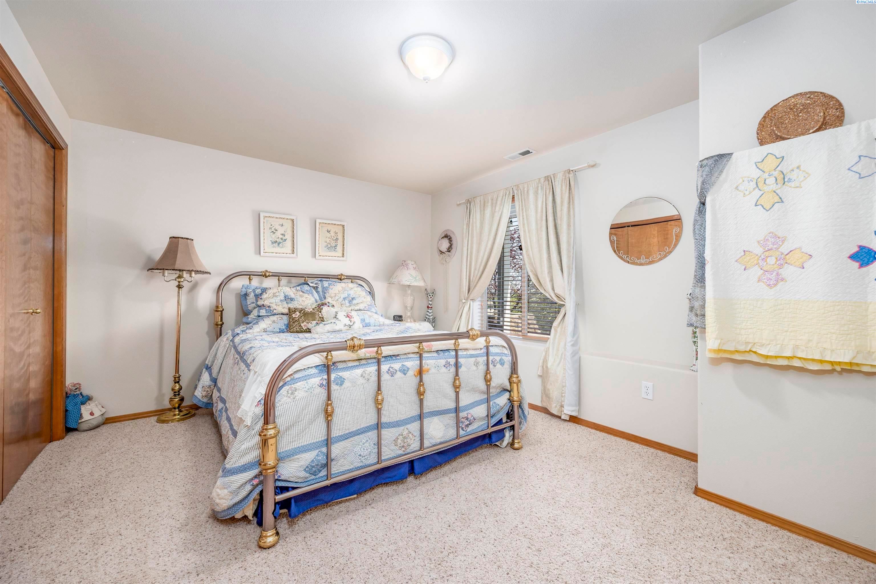 Kennewick, Washington, 99337, United States, 4 Bedrooms Bedrooms, ,3 BathroomsBathrooms,Residential,For Sale,1860973