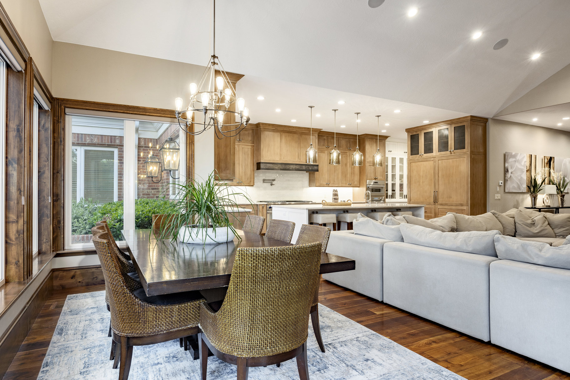  Gated West Jordan 2 Story Estate with 10 Car Garage and Swimming Pool - 物件實景