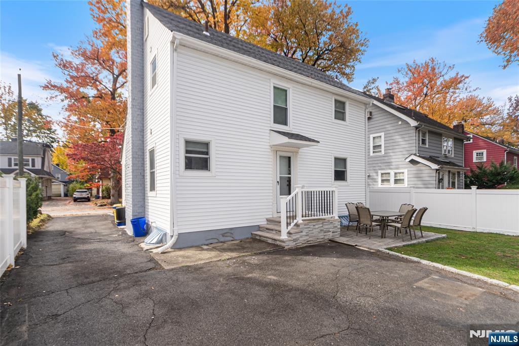 Teaneck, New Jersey, 07666, United States, 3 Bedrooms Bedrooms, ,2 BathroomsBathrooms,Residential,For Sale,1987513