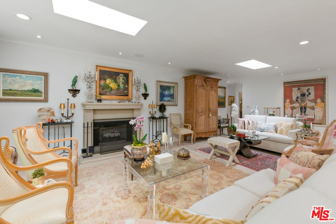 Los Angeles, California, 90049, United States, 4 Bedrooms Bedrooms, ,1 BathroomBathrooms,Residential,For Sale,1991602