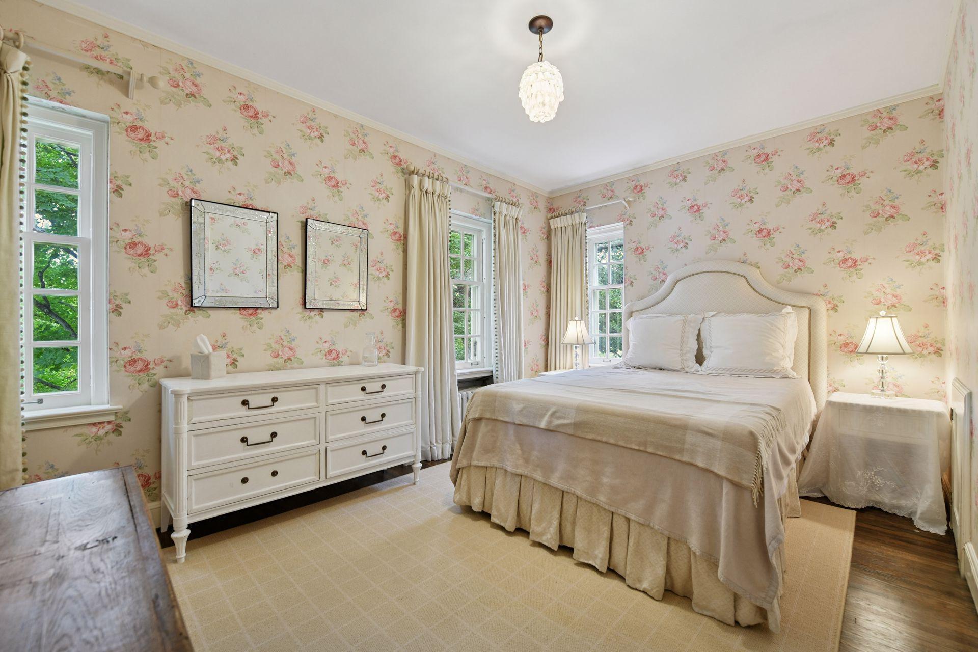 Minneapolis, Minnesota, 55405, United States, 5 Bedrooms Bedrooms, ,4 BathroomsBathrooms,Residential,For Sale,1989086