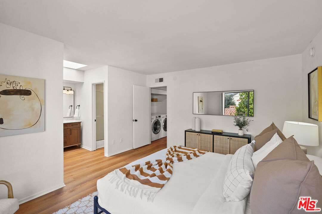 Los Angeles, California, 90025, United States, 2 Bedrooms Bedrooms, ,3 BathroomsBathrooms,Residential,For Sale,1940642
