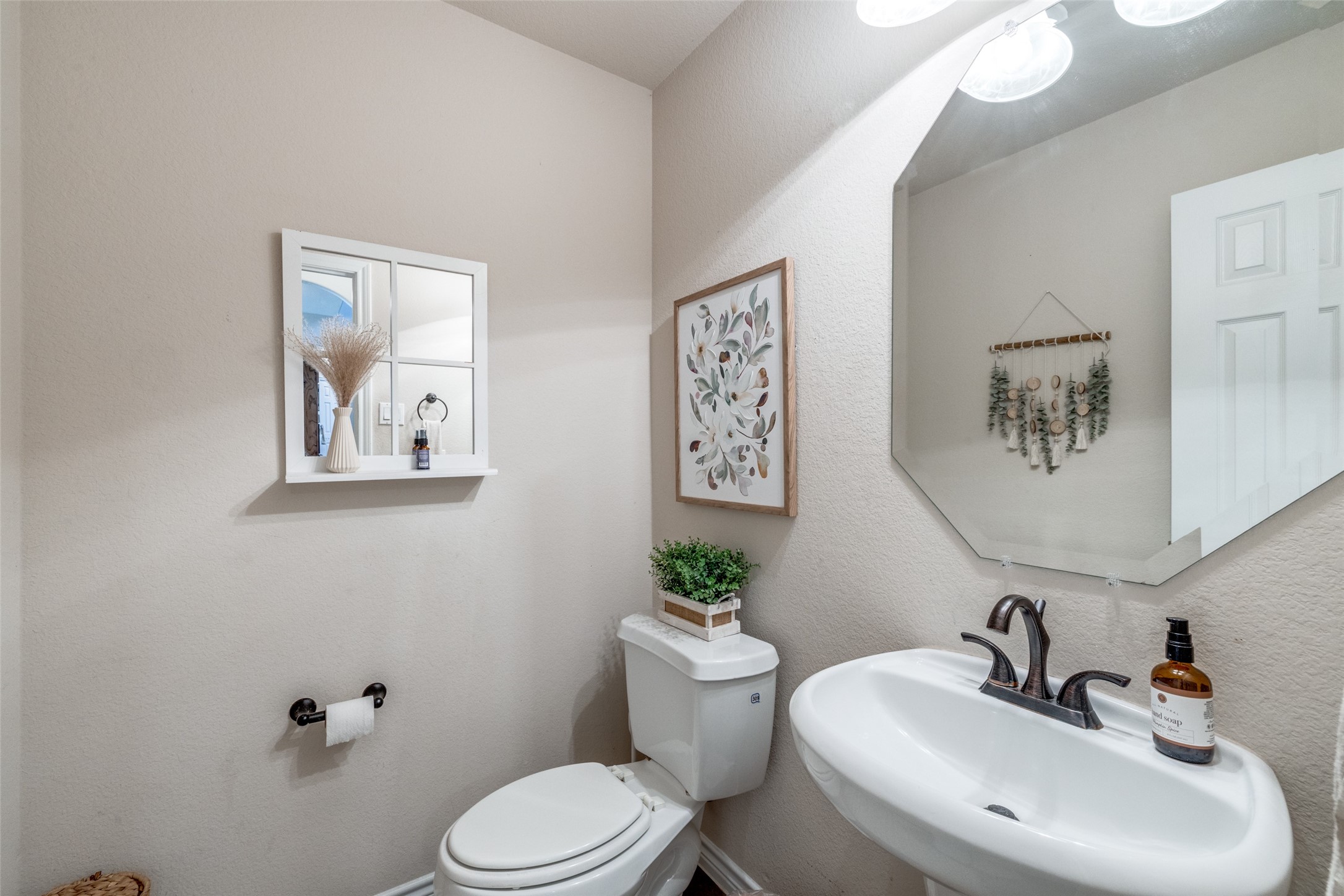 Kennedale, Texas, 76060, United States, 5 Bedrooms Bedrooms, ,4 BathroomsBathrooms,Residential,For Sale,1926987