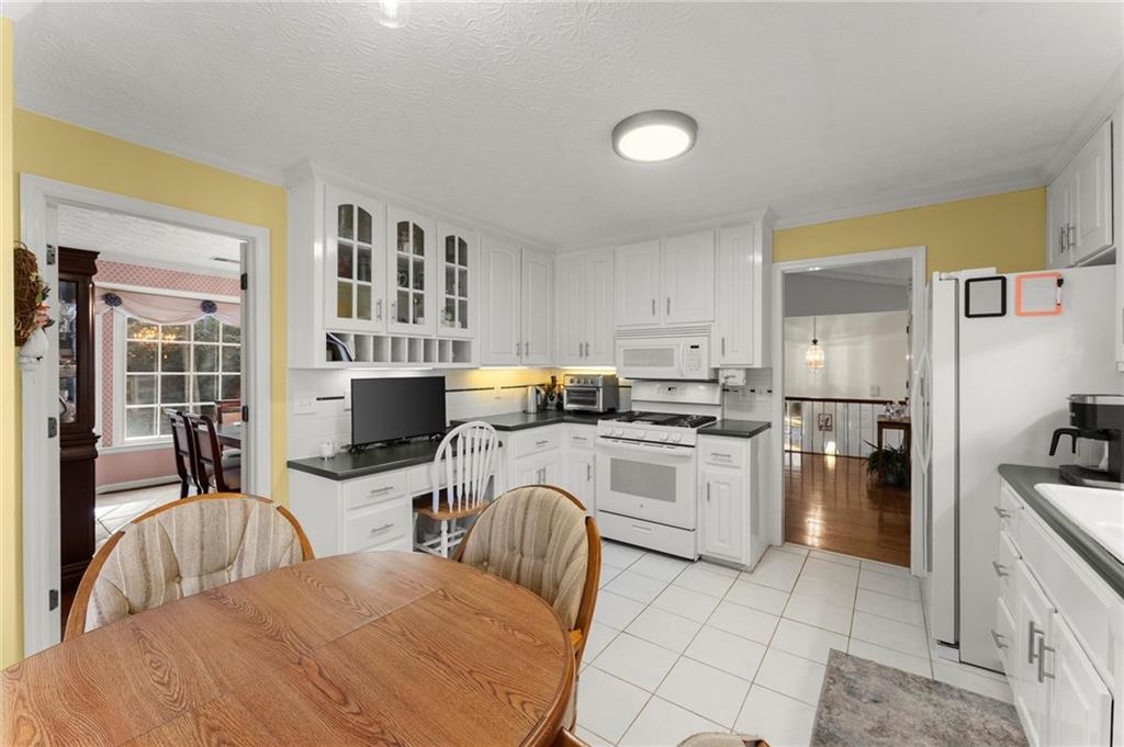 Roswell, Georgia, 30075, United States, 5 Bedrooms Bedrooms, ,4 BathroomsBathrooms,Residential,For Sale,1990755