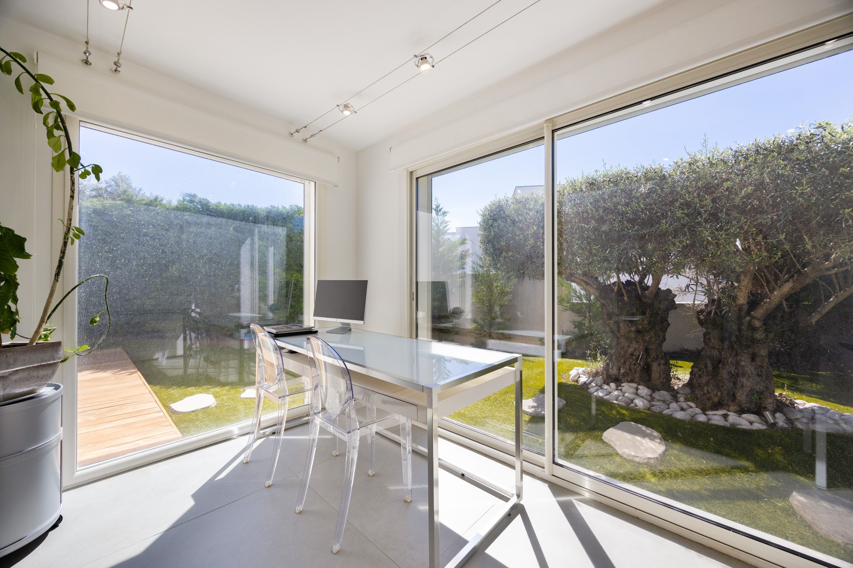 MODERN SINGLE-STORY HOME WITH A POOL IN A QUIET NEIGHBORHOOD - 物件實景