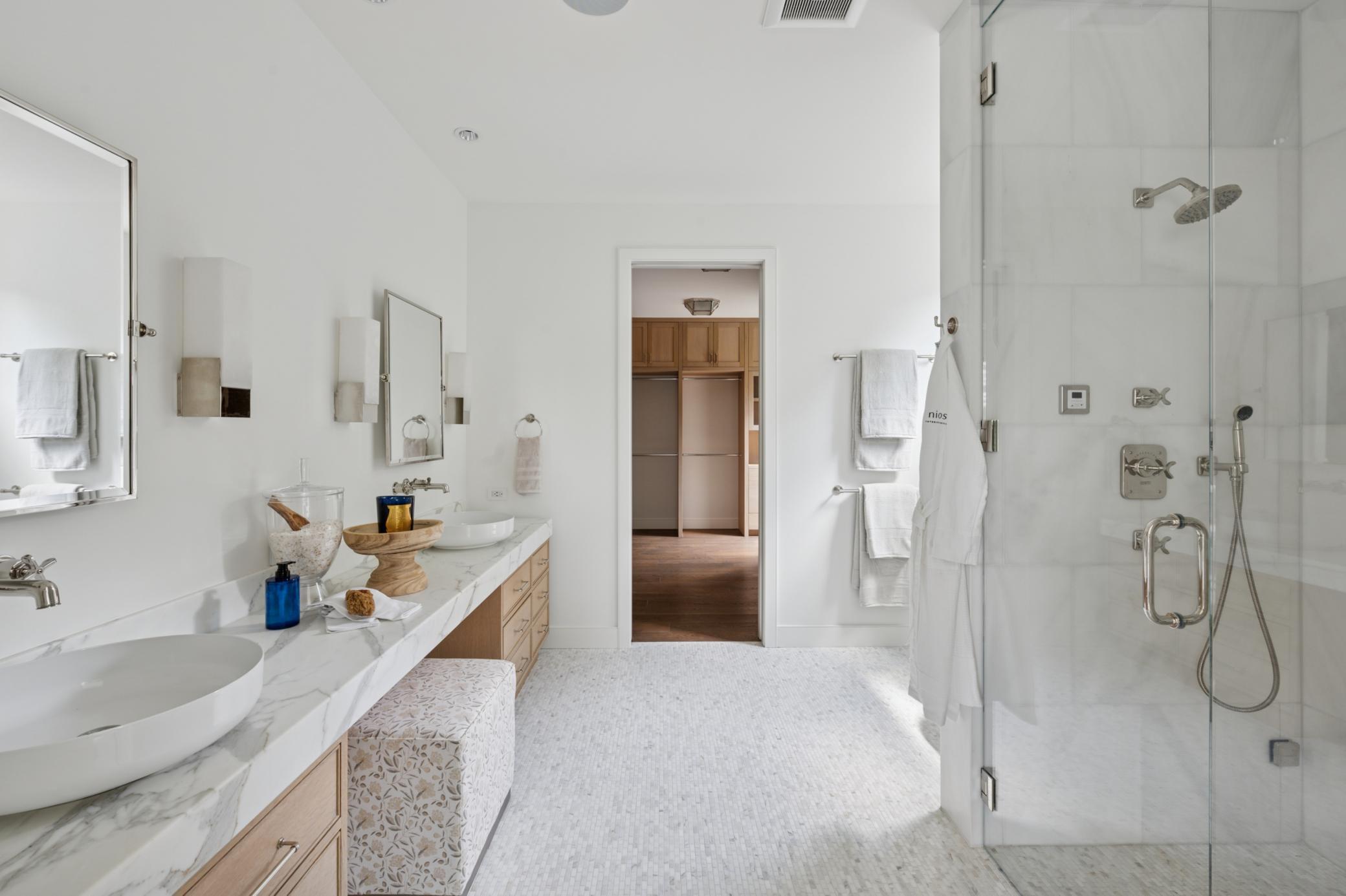 Minneapolis, Minnesota, 55405, United States, 5 Bedrooms Bedrooms, ,1 BathroomBathrooms,Residential,For Sale,1897759