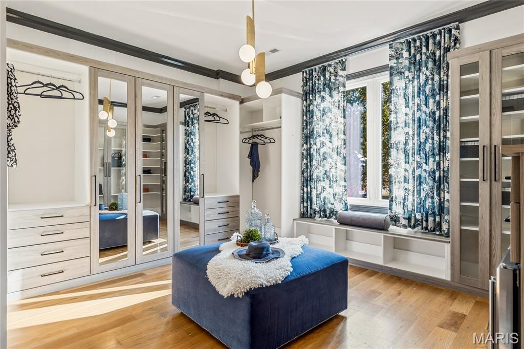 University City, Missouri, 63105, United States, 4 Bedrooms Bedrooms, ,5 BathroomsBathrooms,Residential,For Sale,1989585