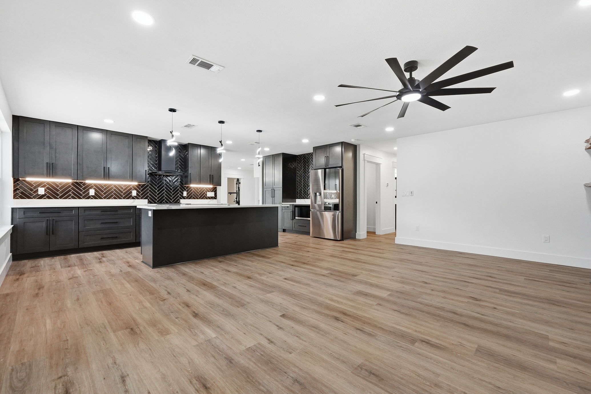  Move-In Ready Pool Home with Thoughtful Modern Updates - 物件實景