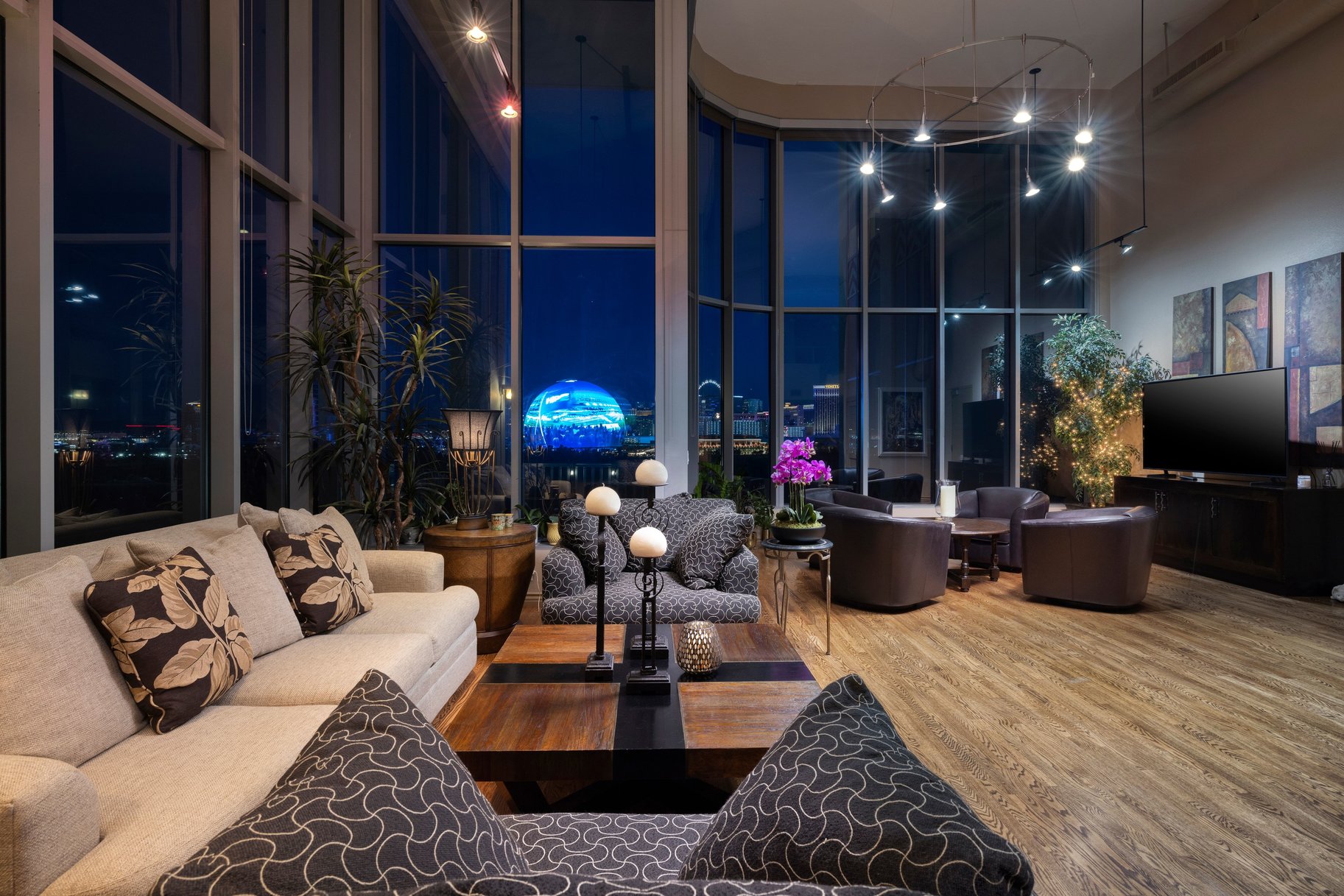  From Sunrise to Neon: Unrivaled Views of the Strip, Sphere & Valley Beyond - 物件實景