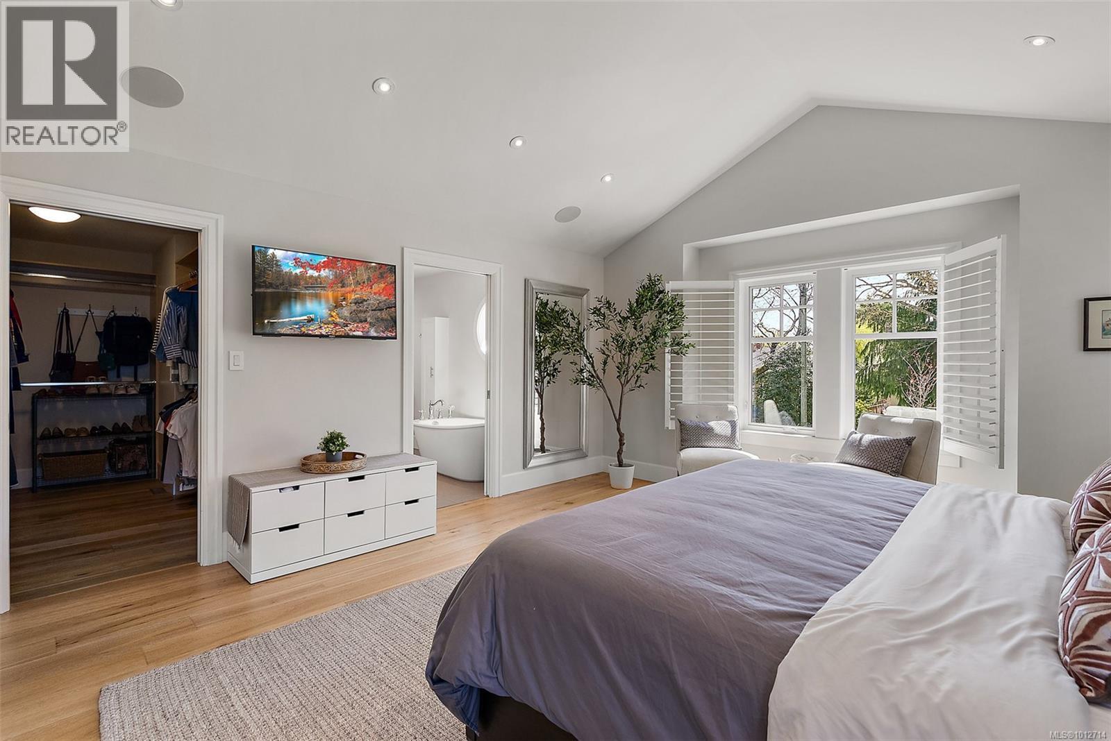 OAK BAY, British Columbia, V8S 2W2, CA, 3 Bedrooms Bedrooms, ,3 BathroomsBathrooms,Residential,For Sale,1949531