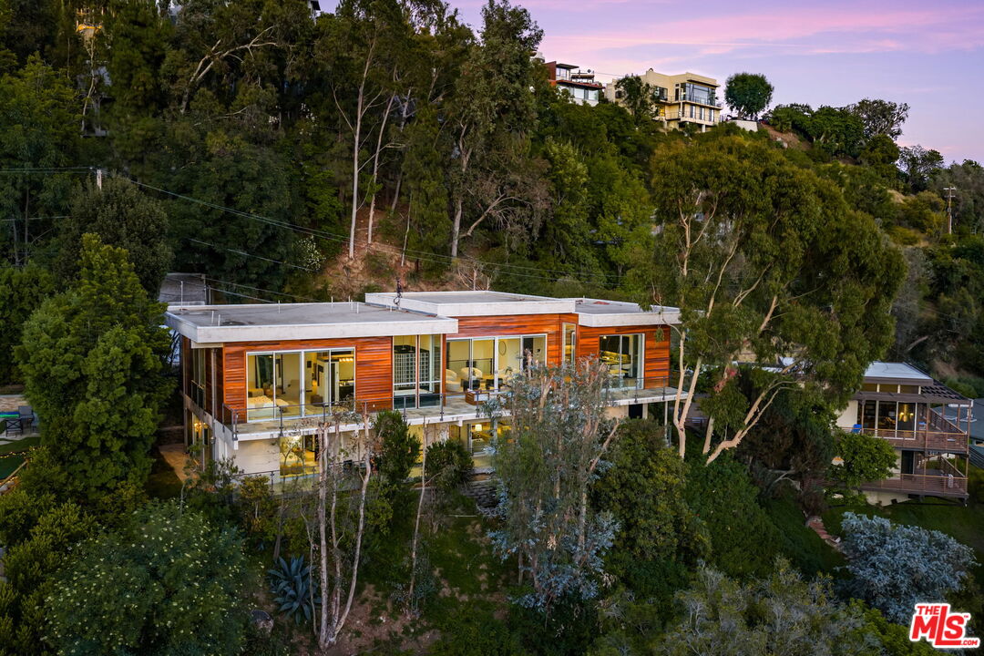 Los Angeles, California, 90049, United States, 4 Bedrooms Bedrooms, ,5 BathroomsBathrooms,Residential,For Sale,1901289