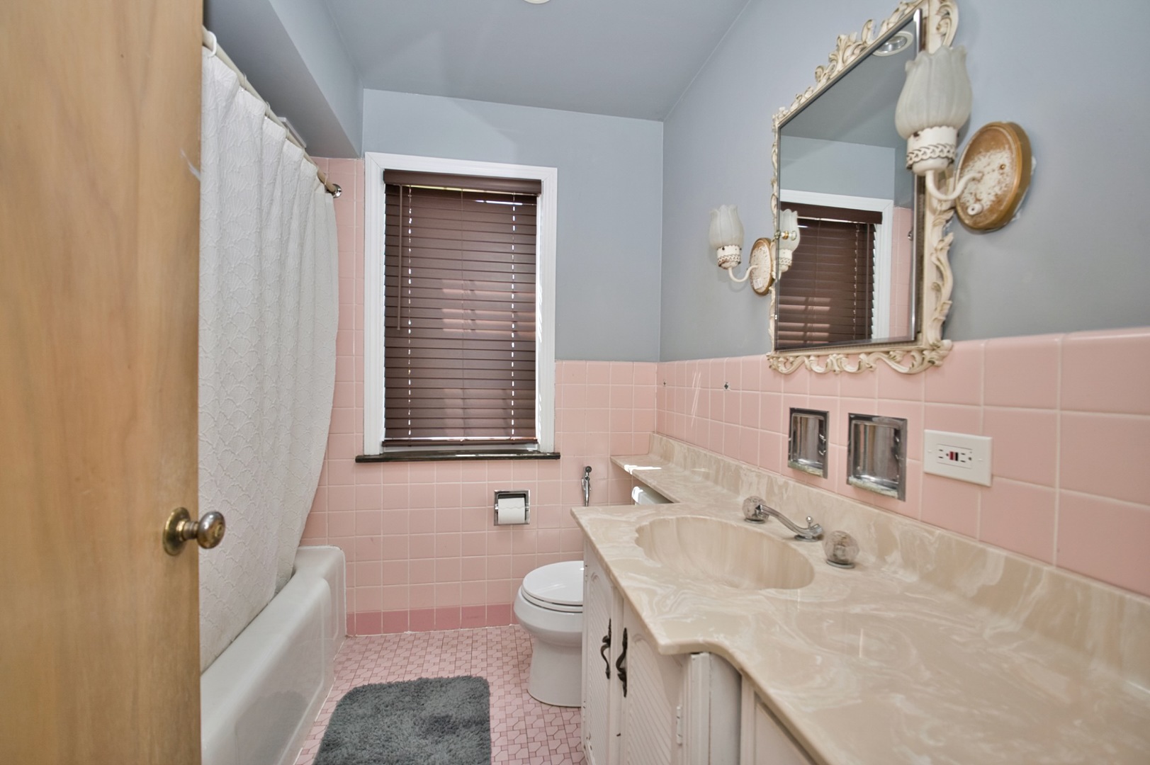 Lincolnwood, Illinois, 60712, United States, 3 Bedrooms Bedrooms, ,2 BathroomsBathrooms,Residential,For Sale,1863685