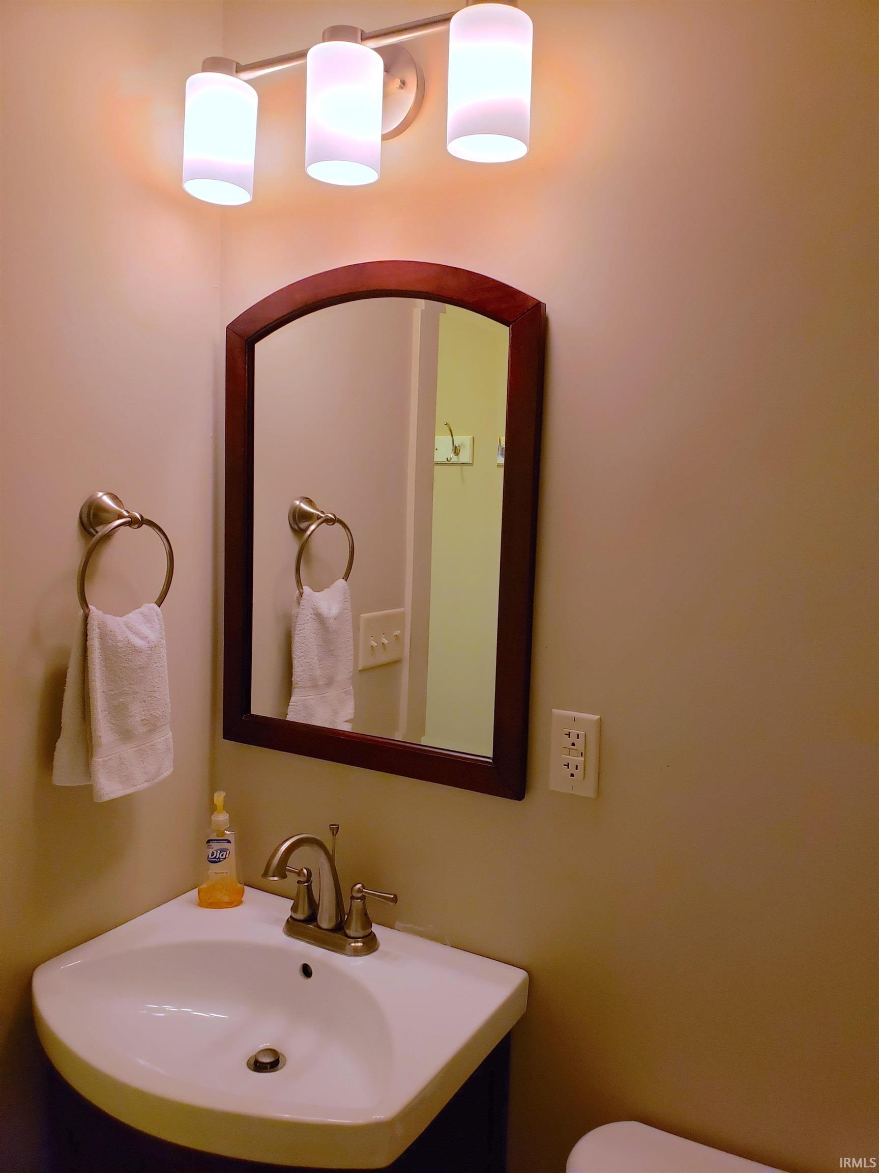 Bloomington, Indiana, 47408, United States, 2 Bedrooms Bedrooms, ,5 BathroomsBathrooms,Residential,For Sale,2009264