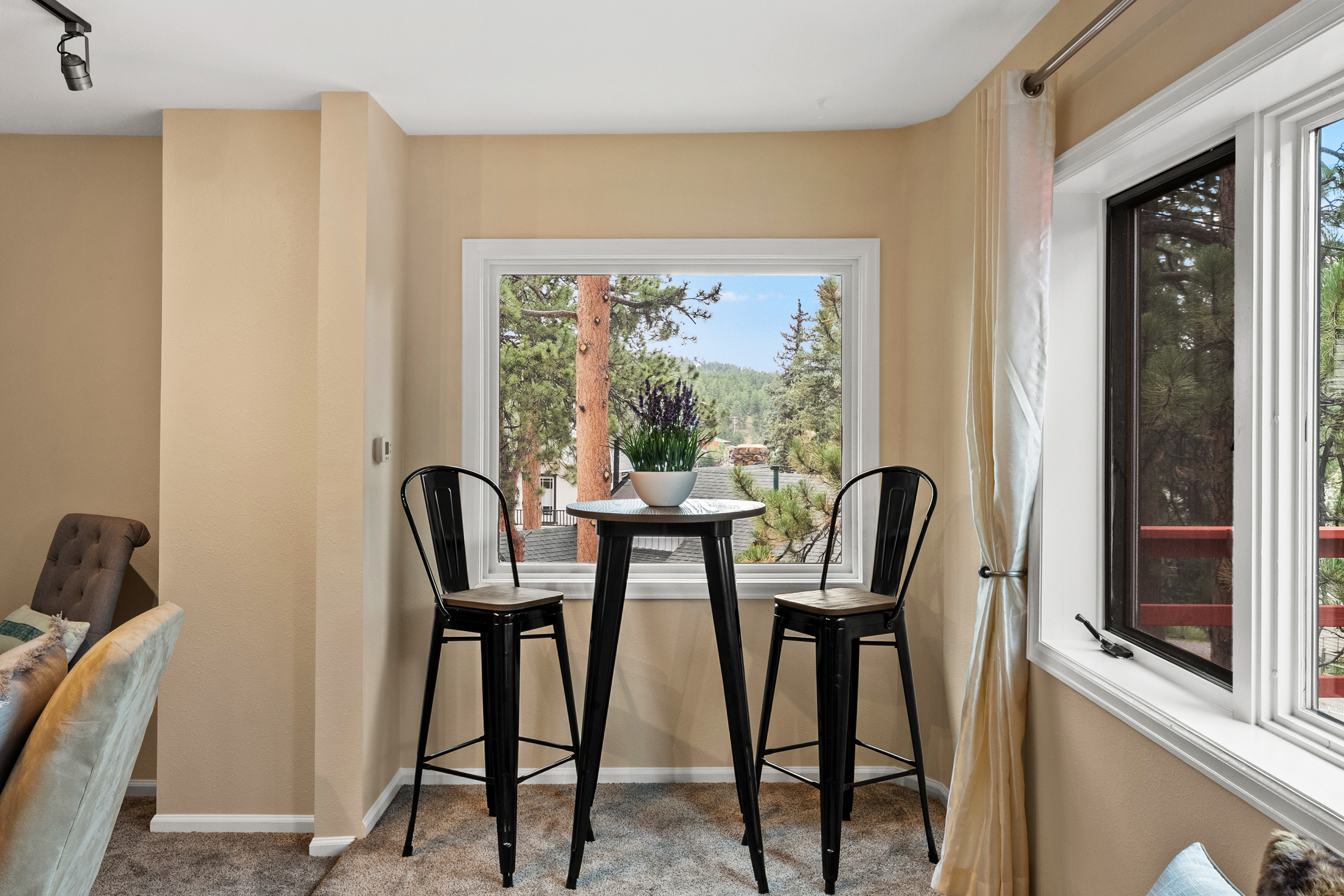  Rare Opportunity to Own 2 Homes Just Steps Away from Coveted Evergreen Lake - 物件實景