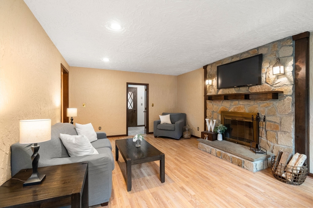 Marlborough, Massachusetts, 01752, United States, 4 Bedrooms Bedrooms, ,Residential,For Sale,1987097