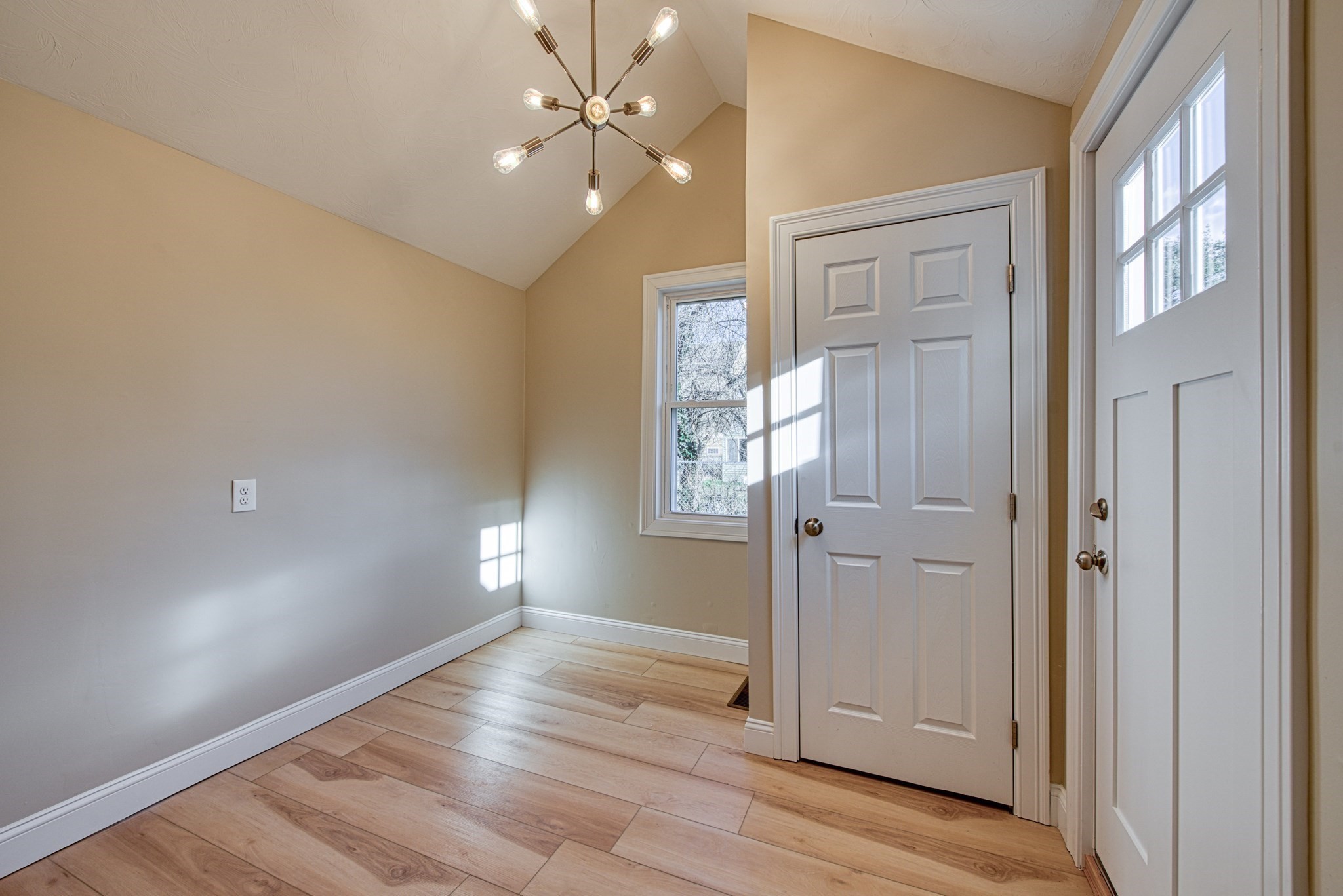 Taunton, Massachusetts, 02780, United States, 3 Bedrooms Bedrooms, ,2 BathroomsBathrooms,Residential,For Sale,2005386