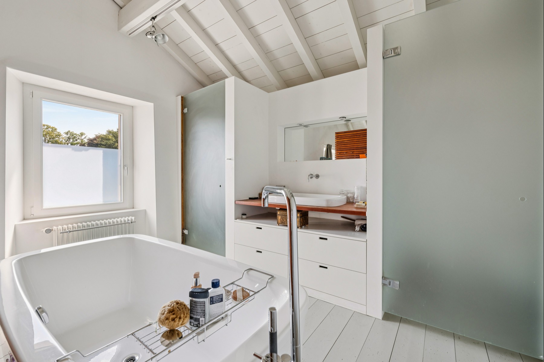  Charming home with a pool and investment potential - 物件實景