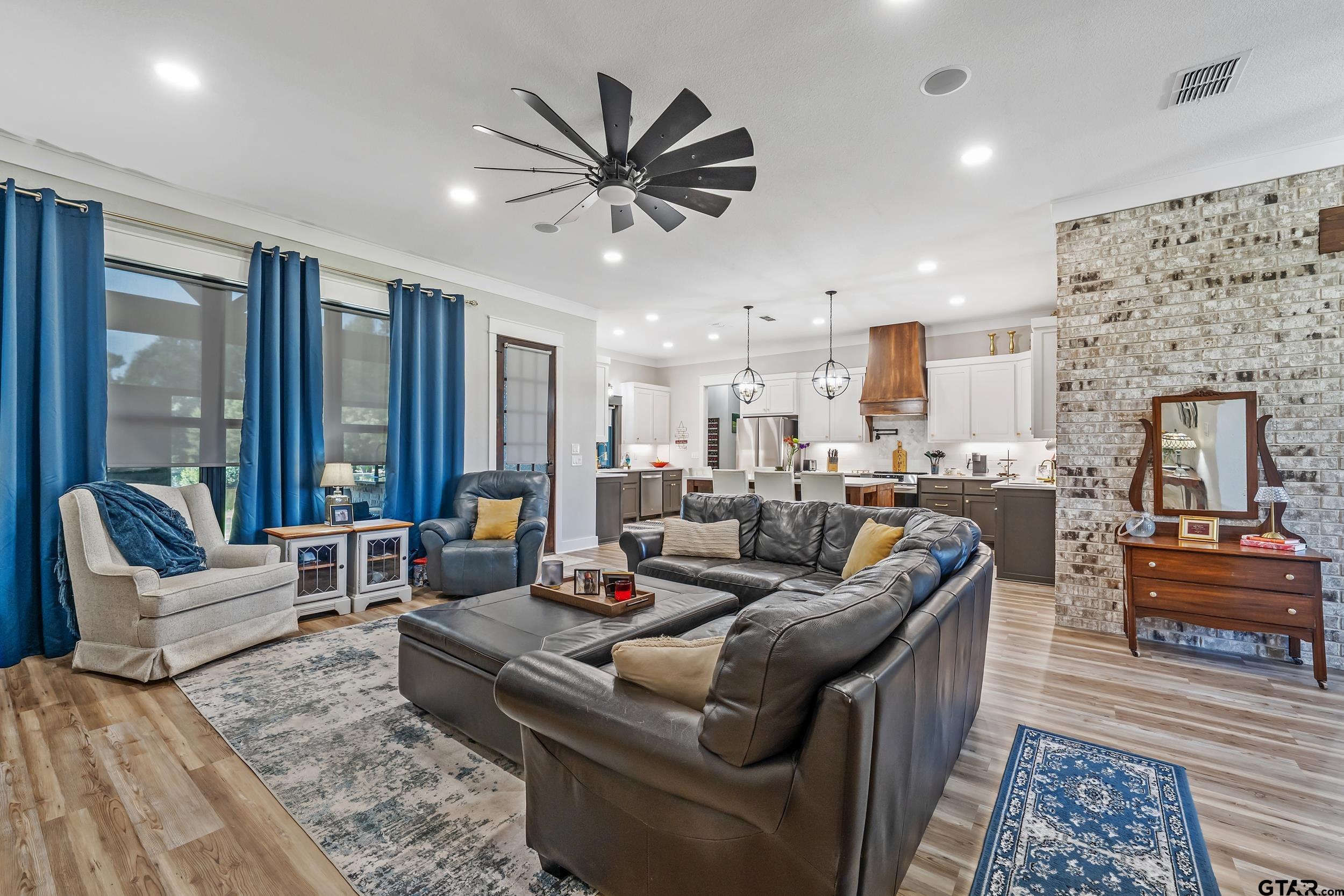 Mineola, Texas, 75773, United States, 3 Bedrooms Bedrooms, ,3 BathroomsBathrooms,Residential,For Sale,1951277