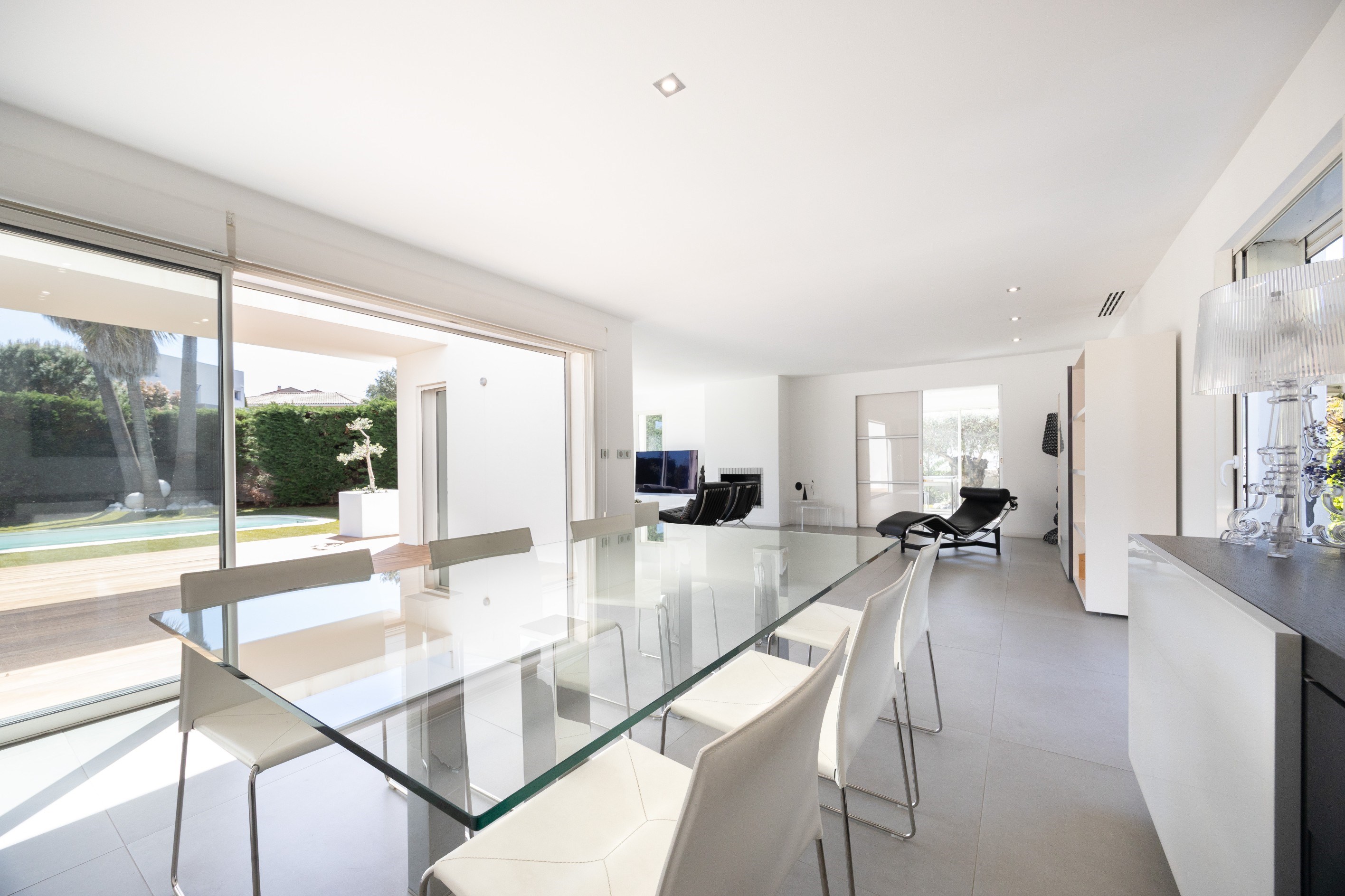  MODERN SINGLE-STORY HOME WITH A POOL IN A QUIET NEIGHBORHOOD - 物件實景