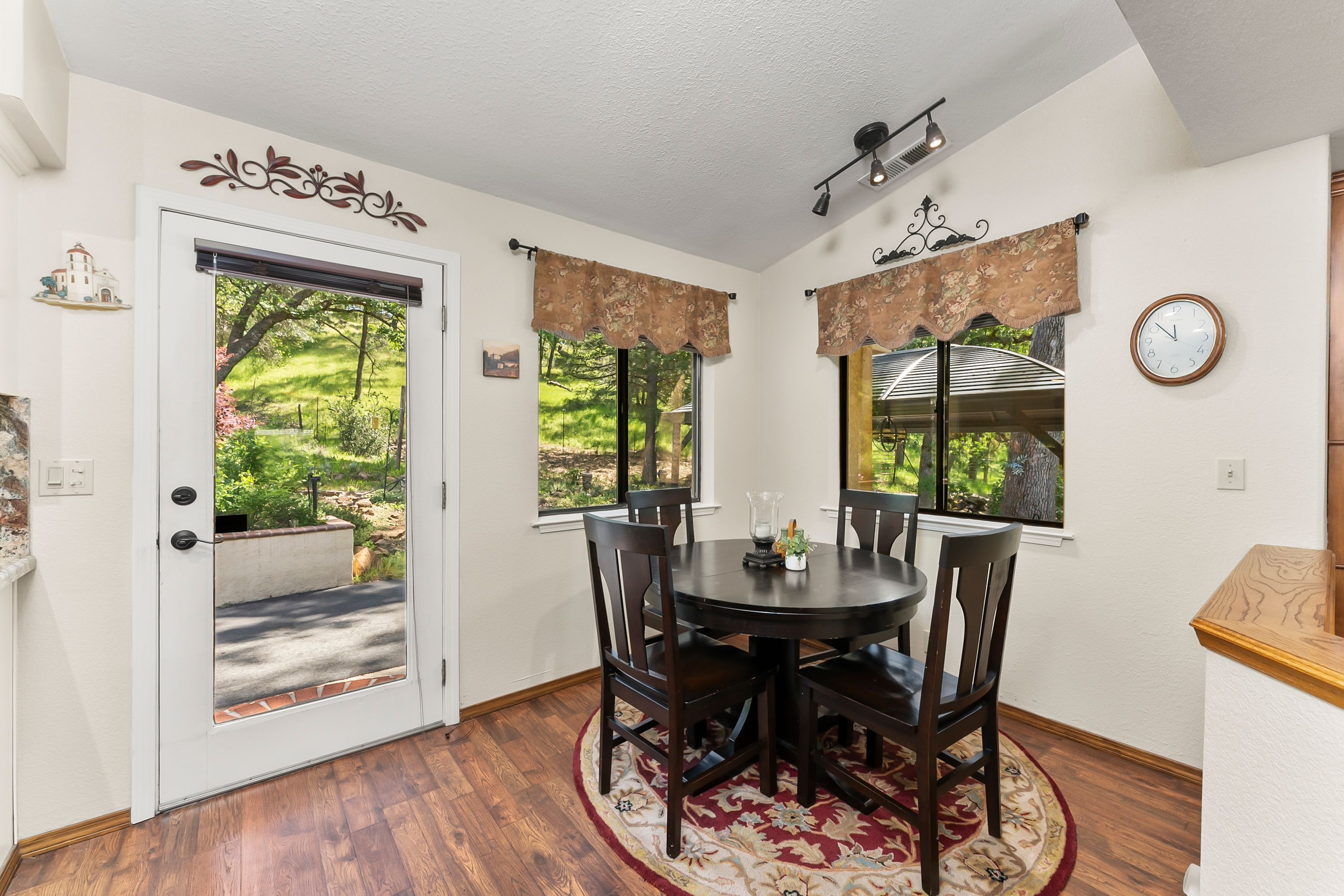  21 Acres - Gated - Renovated - 物件實景