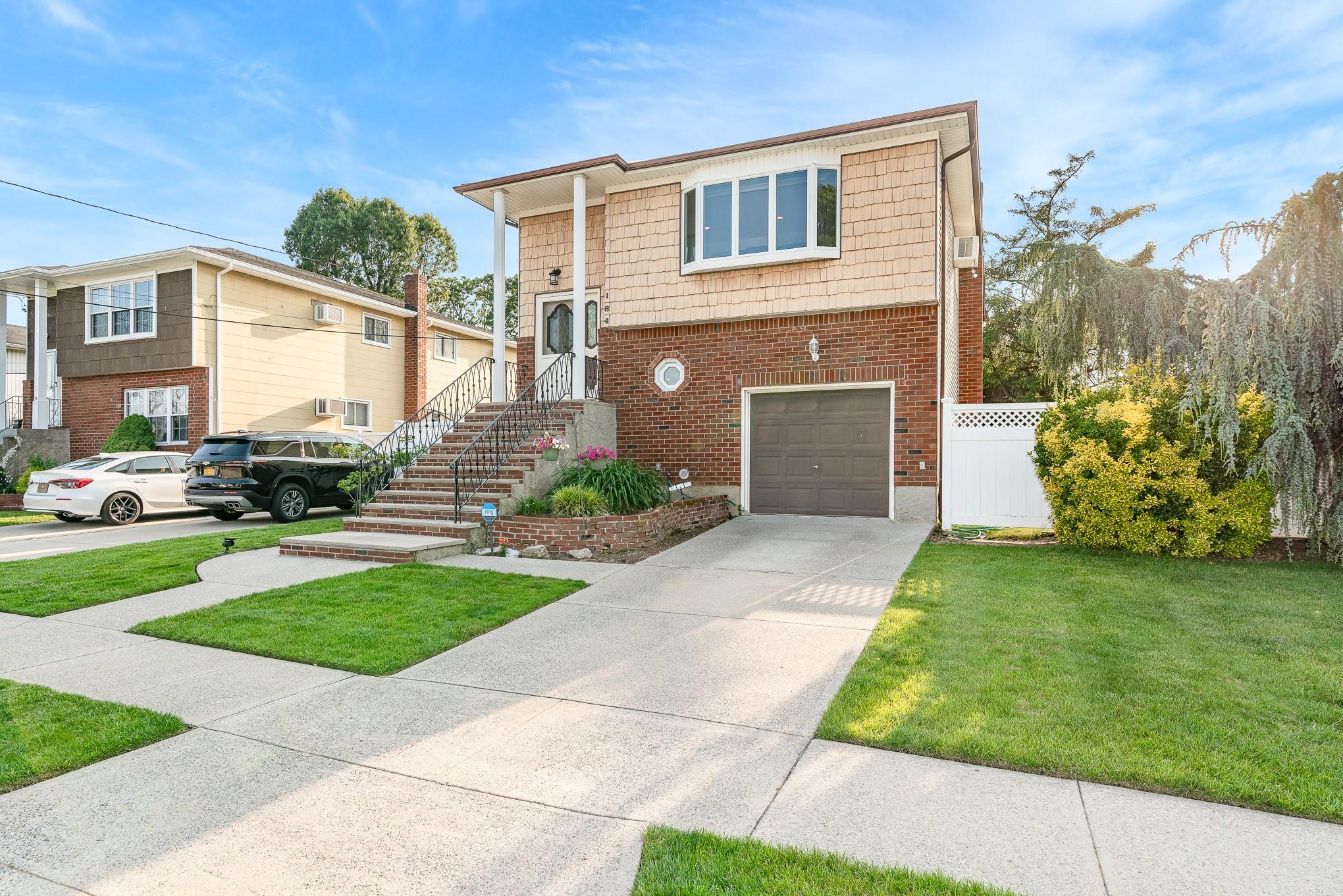 Franklin Square, New York, 11010, United States, 5 Bedrooms Bedrooms, ,2 BathroomsBathrooms,Residential,For Sale,1974579