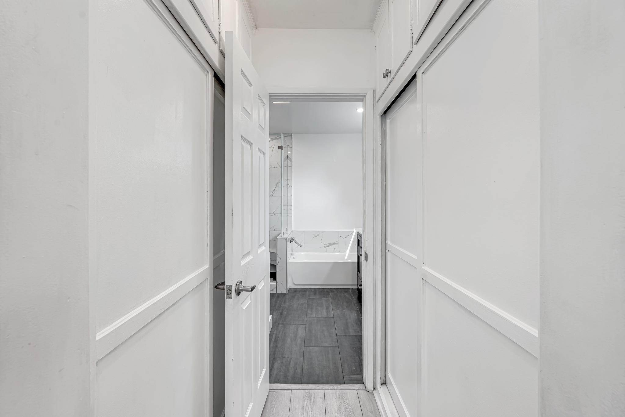  6626 Burnet Avenue - 物件實景