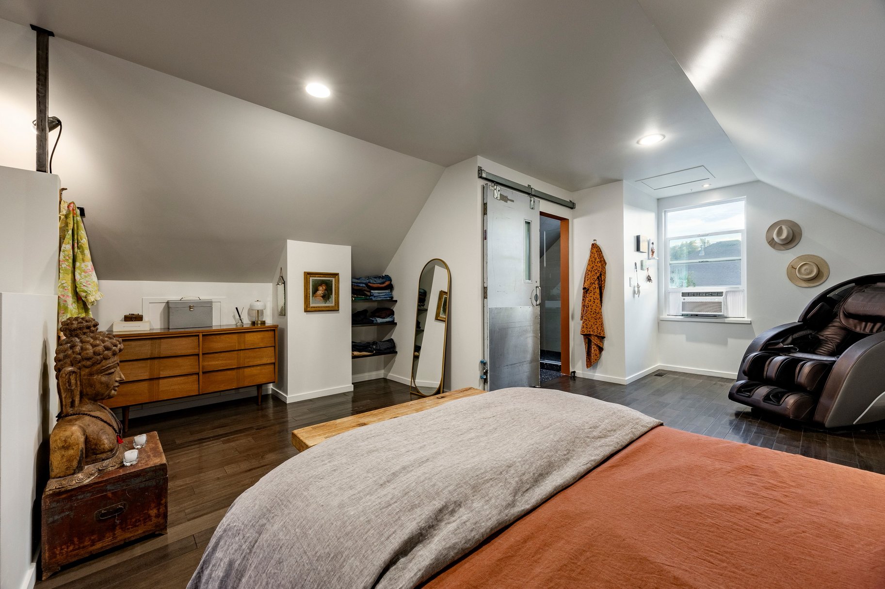  Spacious Millcreek Bungalow with Expansive Backyard & 2-Car Garage - 物件實景