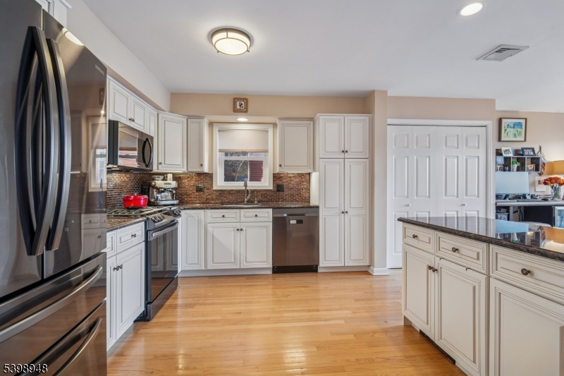 Roxbury Twp., New Jersey, 07850, United States, 4 Bedrooms Bedrooms, ,3 BathroomsBathrooms,Residential,For Sale,2003498