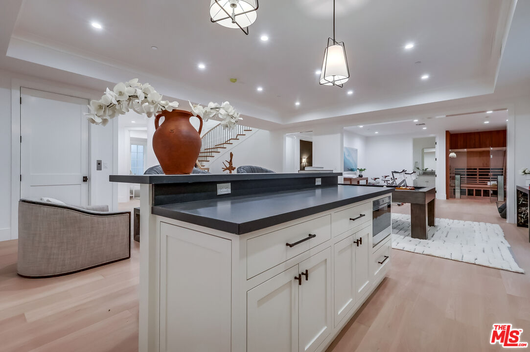 Los Angeles, California, 90049, United States, 7 Bedrooms Bedrooms, ,4 BathroomsBathrooms,Residential,For Sale,1912461