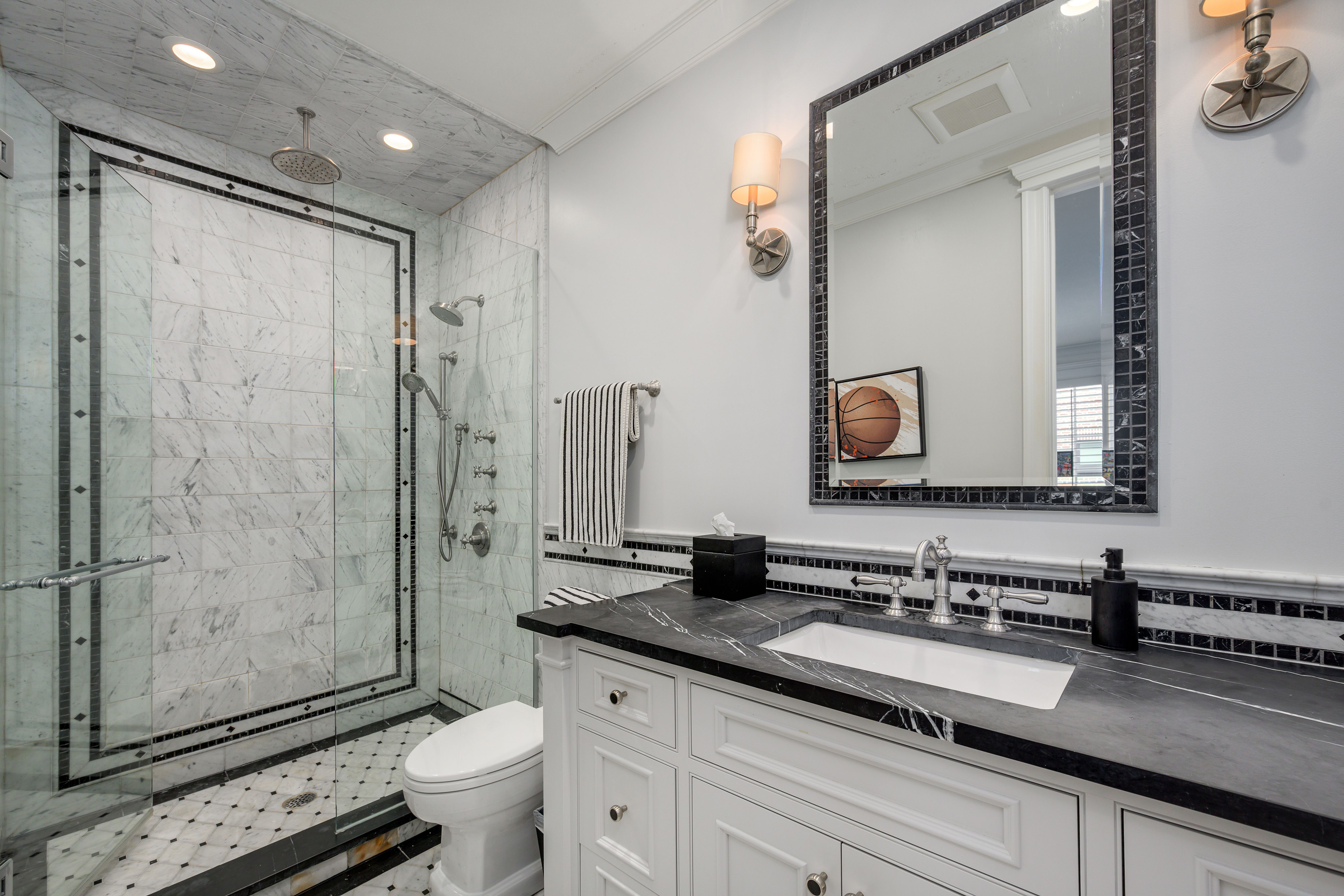  Impeccably Maintained Single-Family Residence on Lake Shore Drive - 物件實景