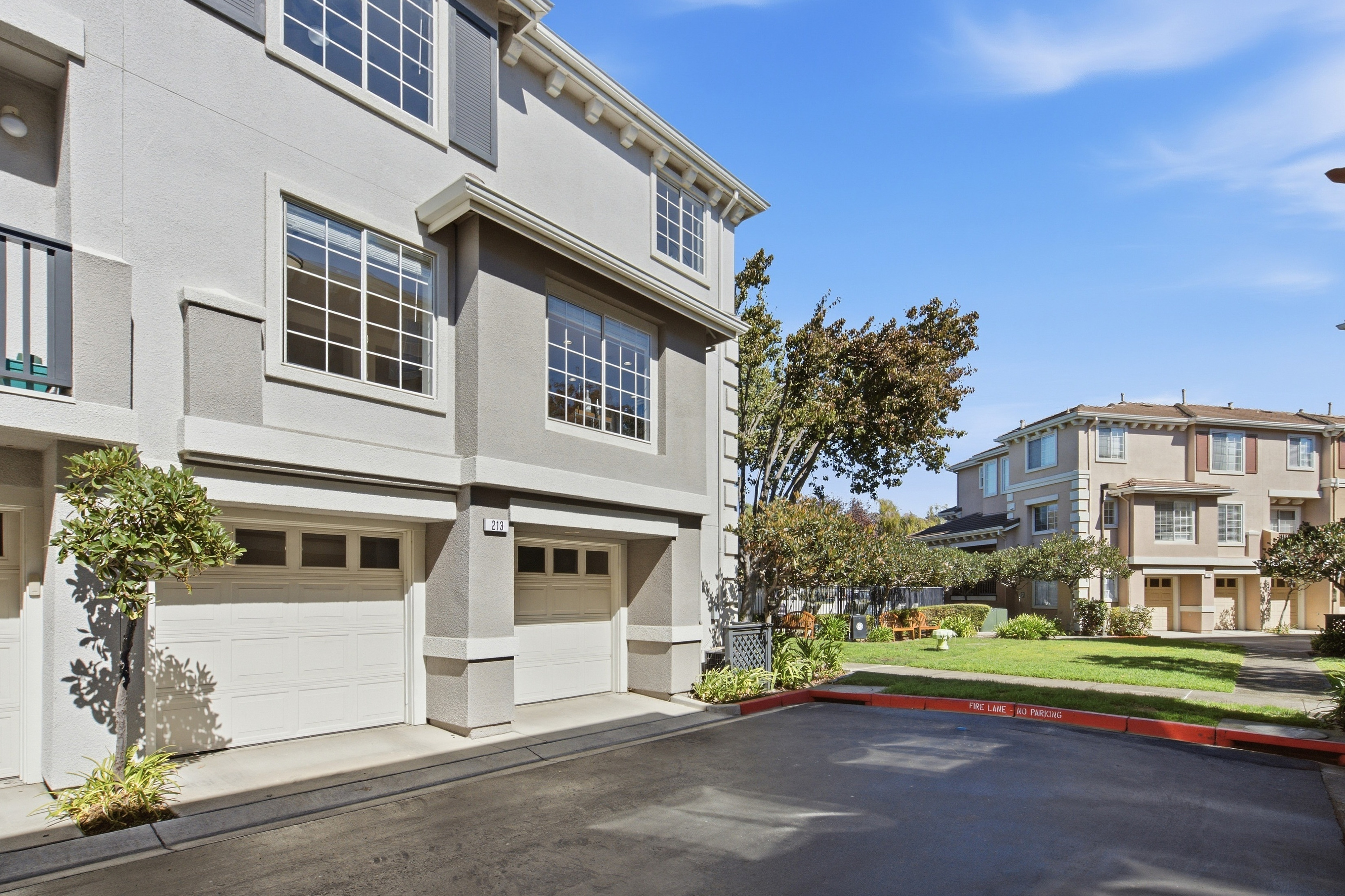  Beautifully Updated End-Unit with Reserve Views - 物件實景