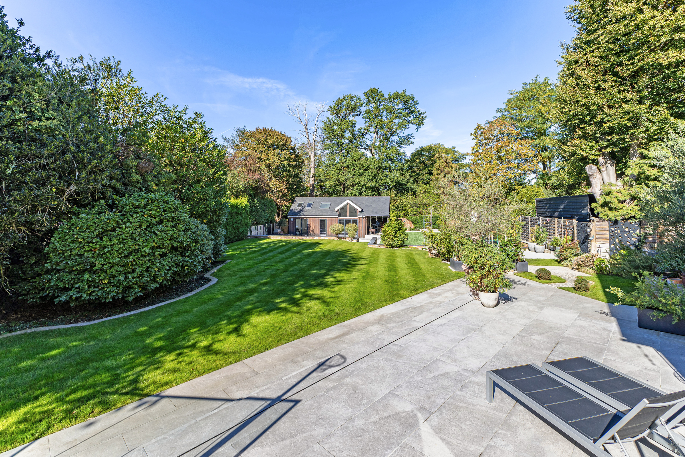  A seven-bedroom Cobham home with a swimming pool and landscaped gardens - 物件實景