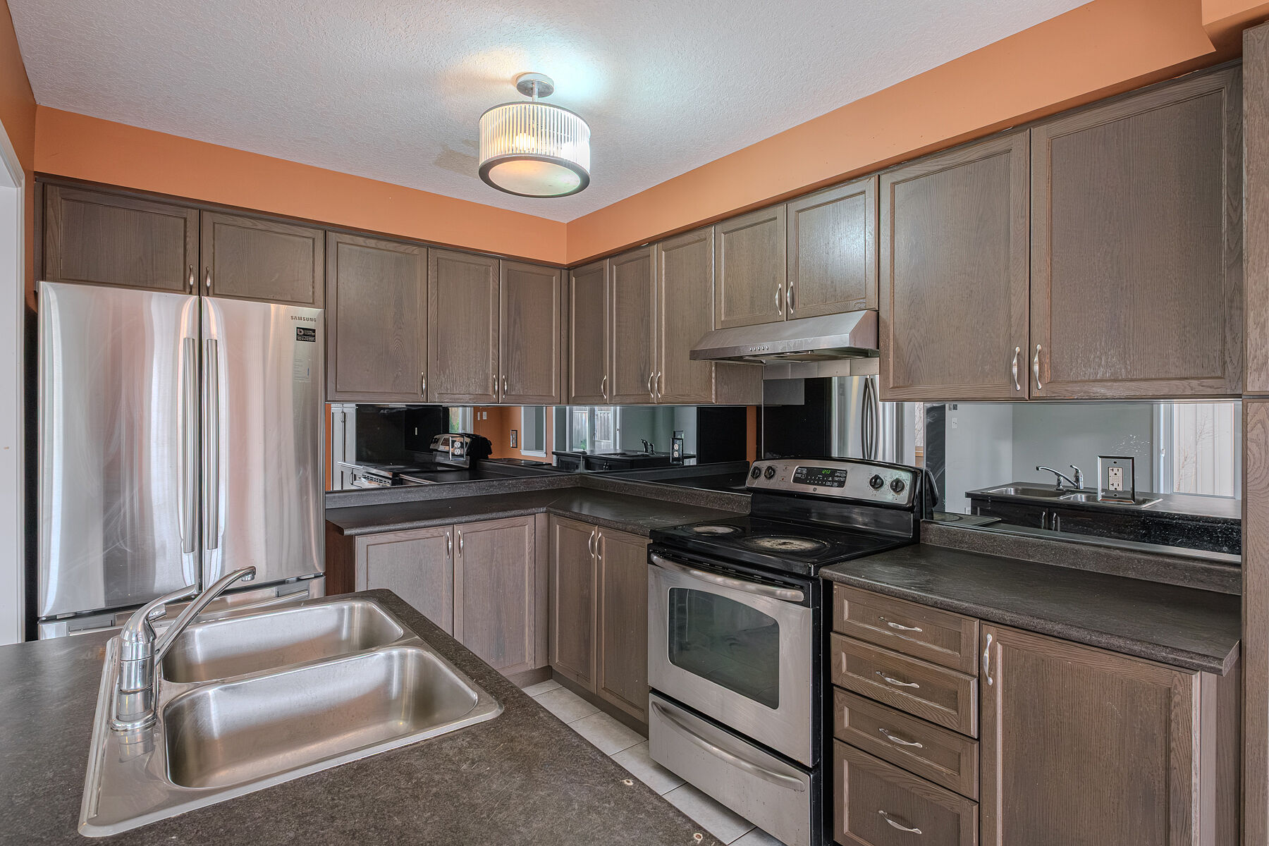  Home in Desirable West Brant - 物件實景