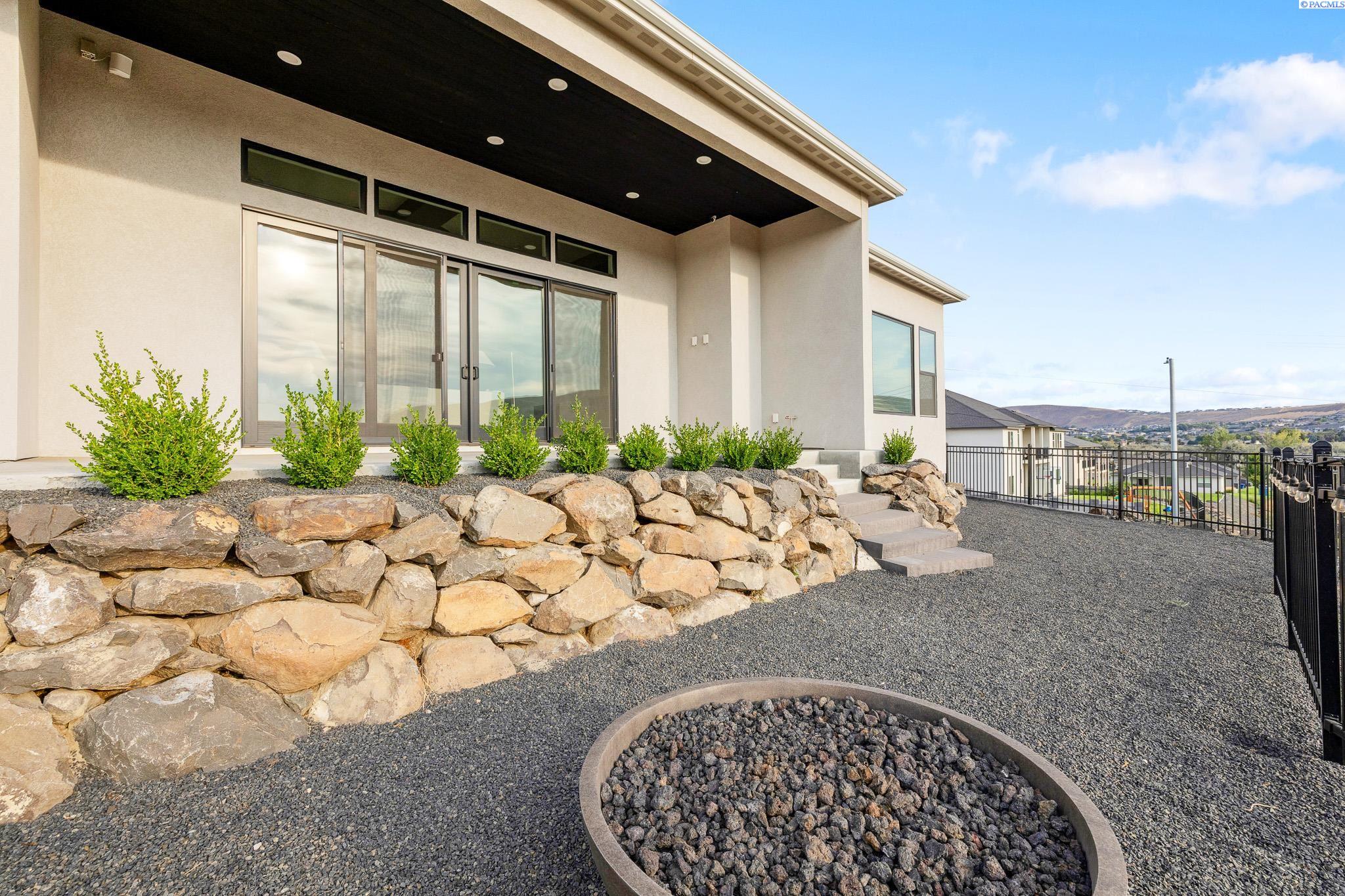 Richland, Washington, 99352, United States, 4 Bedrooms Bedrooms, ,4 BathroomsBathrooms,Residential,For Sale,1943884