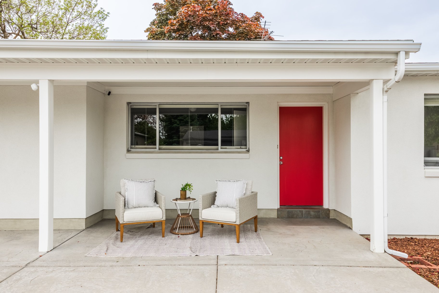  Elegant Contemporary Rambler in Sought After Neighborhood - 物件實景