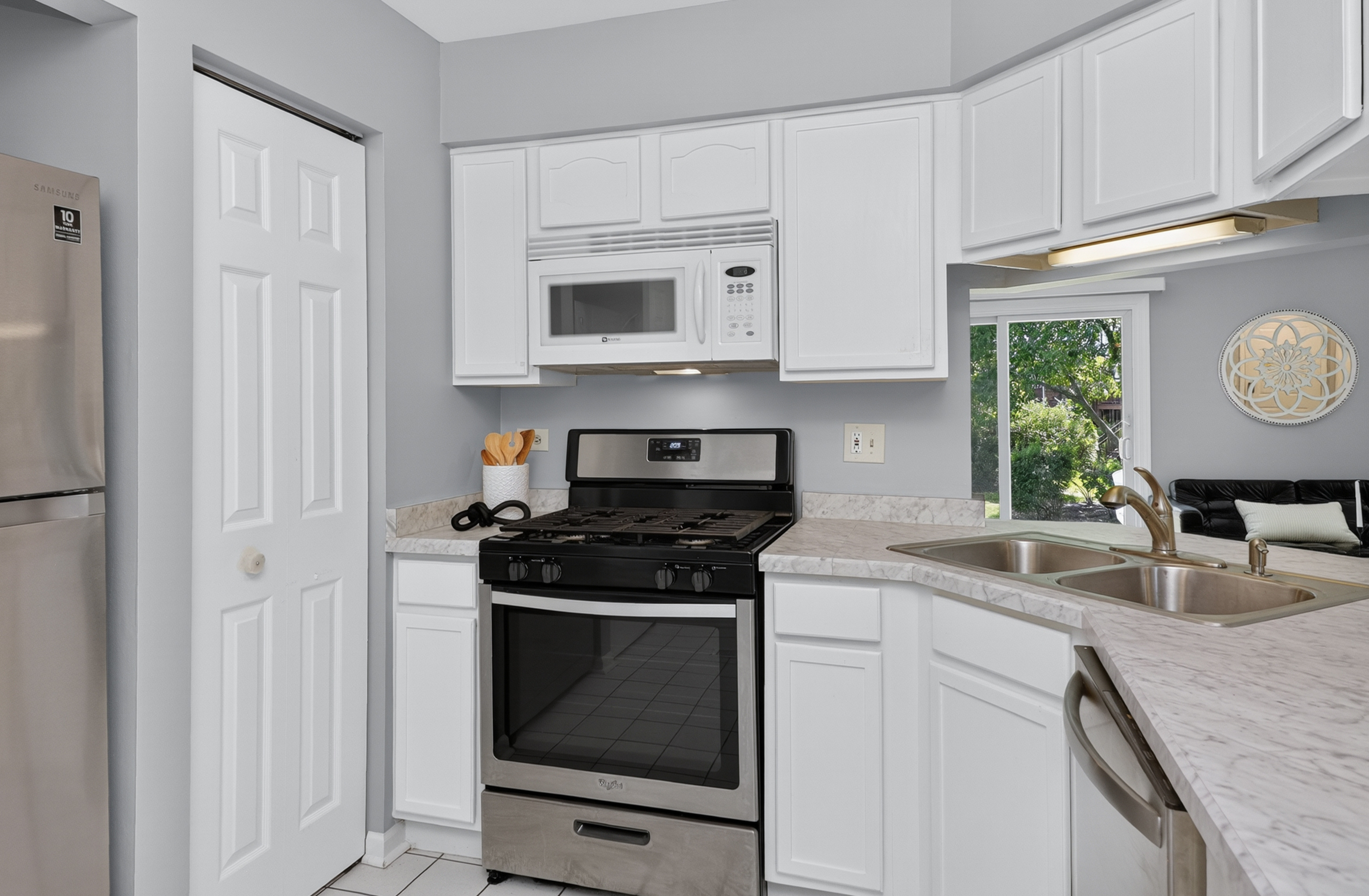  Two Bedrooms Condo, Each with a Bath, on Opposite Sides of the Family Room - 物件實景