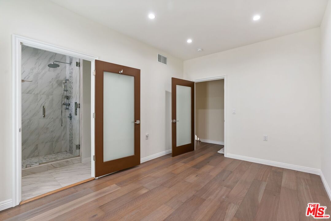 Los Angeles, California, 90006, United States, 7 Bedrooms Bedrooms, ,6 BathroomsBathrooms,Residential,For Sale,1848318