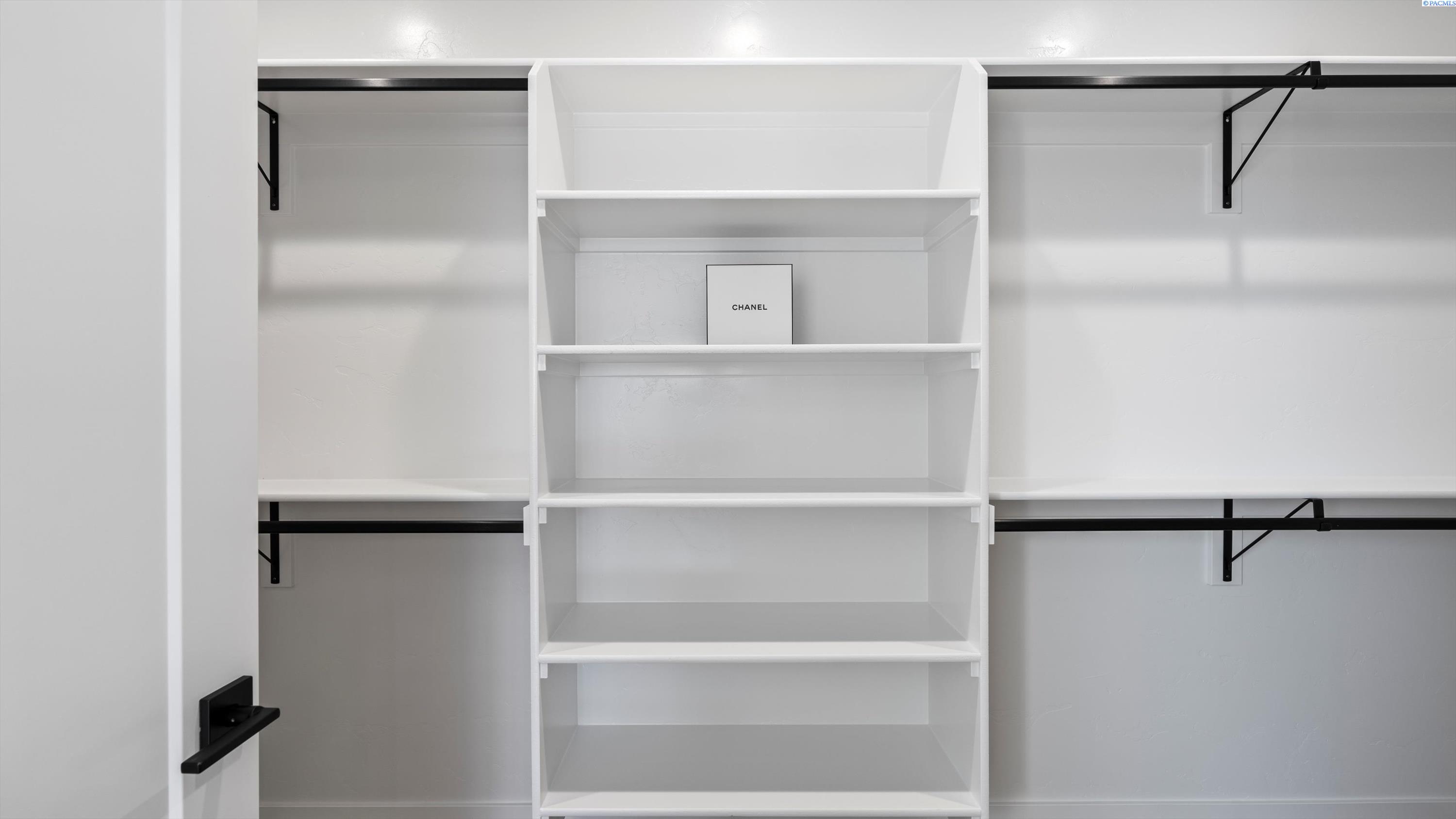 Richland, Washington, 99352, United States, 4 Bedrooms Bedrooms, ,3 BathroomsBathrooms,Residential,For Sale,1996125