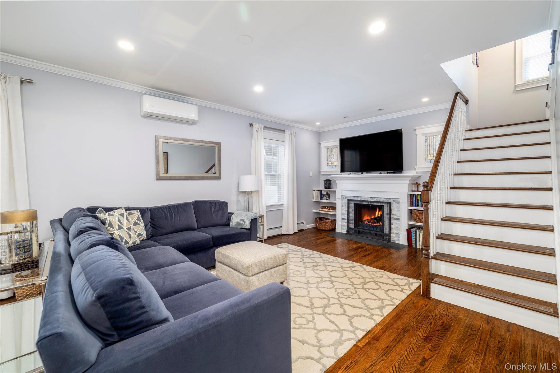 Lynbrook, New York, 11563, United States, 3 Bedrooms Bedrooms, ,2 BathroomsBathrooms,Residential,For Sale,1988362