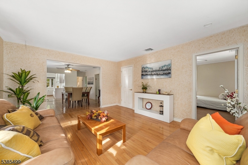 Parsippany-Troy Hills Twp., New Jersey, 07054, United States, 3 Bedrooms Bedrooms, ,2 BathroomsBathrooms,Residential,For Sale,1947046