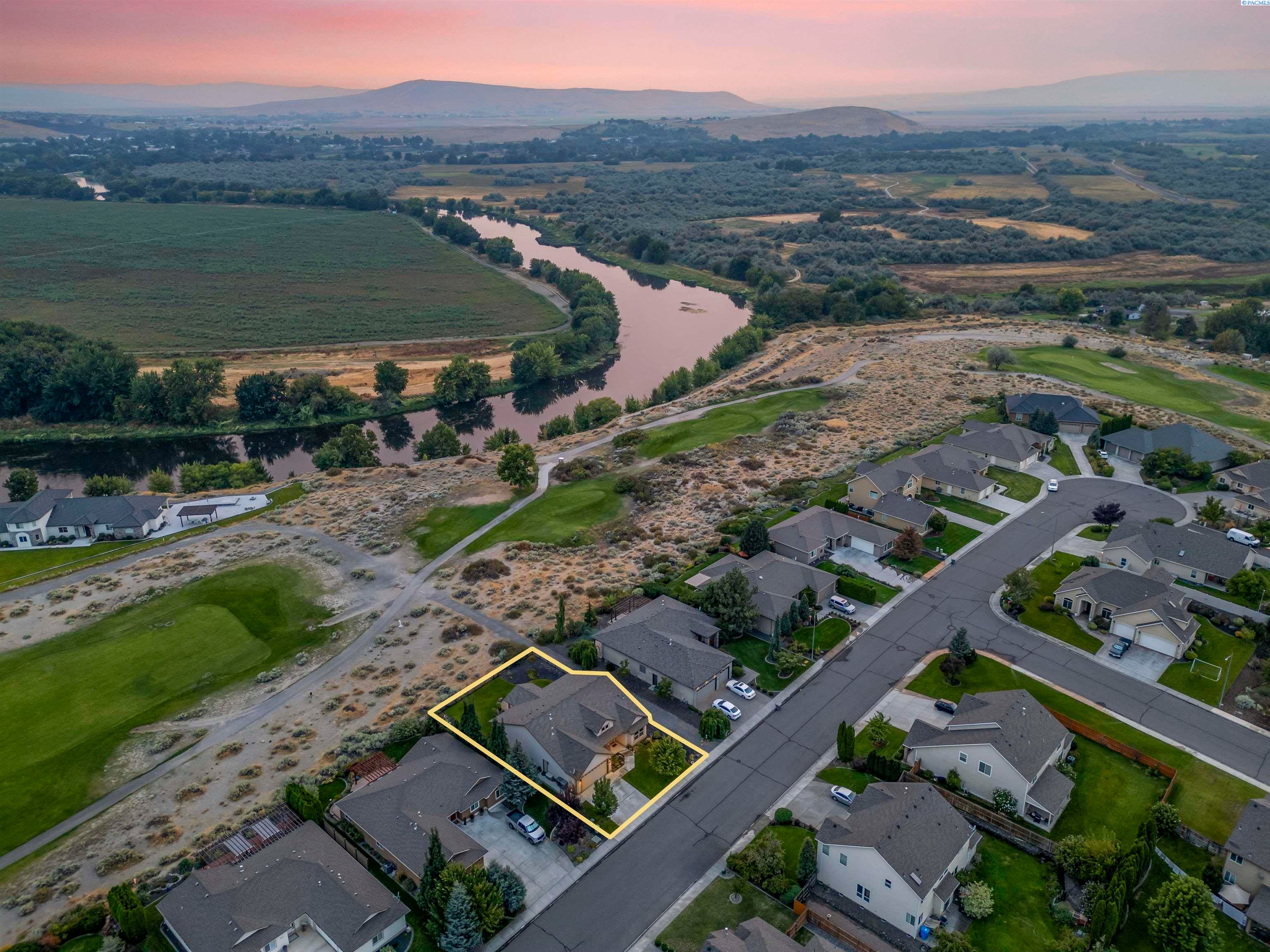 Richland, Washington, 99354, United States, 4 Bedrooms Bedrooms, ,2 BathroomsBathrooms,Residential,For Sale,1981537